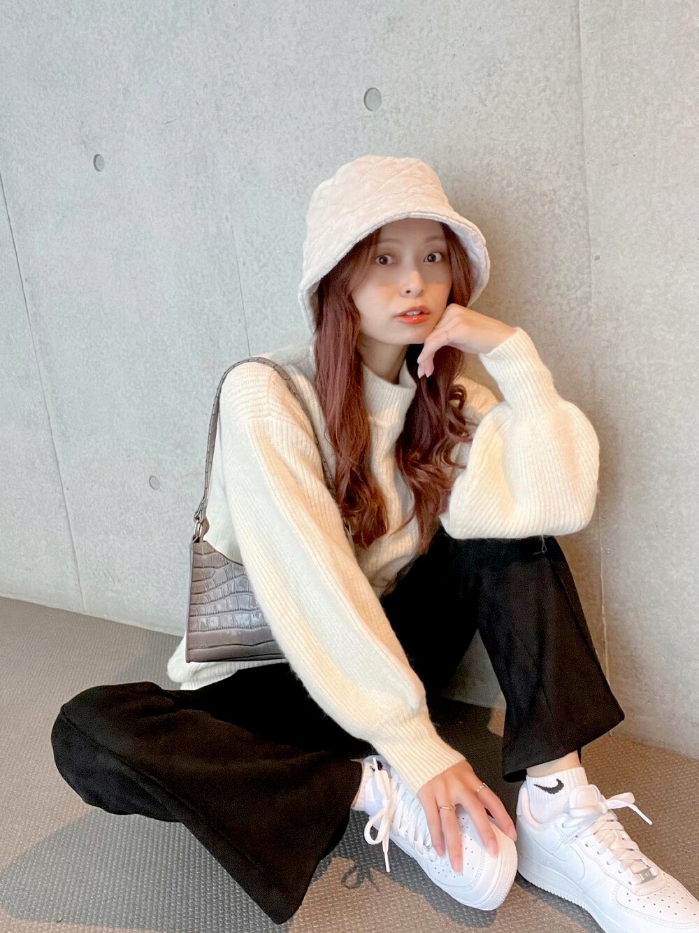 「休日スタイル、秋冬コーデ、モノトーンコーデ、スニーカー、バケットハット、ワントーンコーデ、モノトーン、NIKE、エアフォースワン、ニット、タートルネック、ストリート、ホワイトコーデ、服とコスメでなりたい自分に、ほめられ本命コーデ」｜「NIKEのナイキ エア フォース 1 '07 ウィメンズシューズ / Nike Air Force 1 '07 Women's Shoes DD8959-100 White（スニーカー、ホワイト系）」を使った、maiさん（レディース・162cm）の秋コーディネートの1枚目の写真