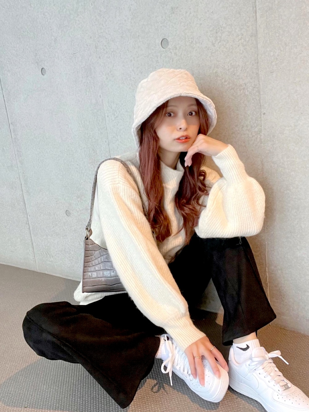 「秋服まるっと大公開、お出かけコーデ、バケットハット、シンプルコーデ、休日スタイル、スニーカー、ニット、モノトーン、モノトーンコーデ、ワントーンコーデ、エアフォースワン、ホワイトコーデ、NIKE」｜「GRLのアイテム（帽子、ホワイト系）」を使った、maiさん（レディース・162cm）の秋コーディネートの1枚目の写真