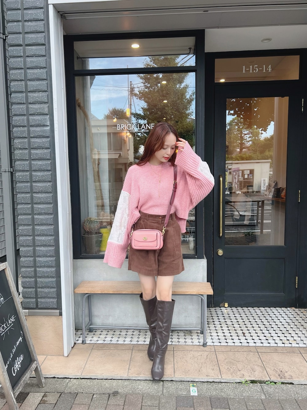 「秋服まるっと大公開、淡色コーデ、秋コーデ、ブーツ、ロングブーツ、ショルダーバッグ、お出かけコーデ、シンプルコーデ、ブラウン、休日スタイル、秋服コーデ、今日のコスメと服」｜「muelchicのアイテム（ニット/セーター、ピンク系）」を使った、maiさん（レディース・162cm）の秋コーディネートの1枚目の写真