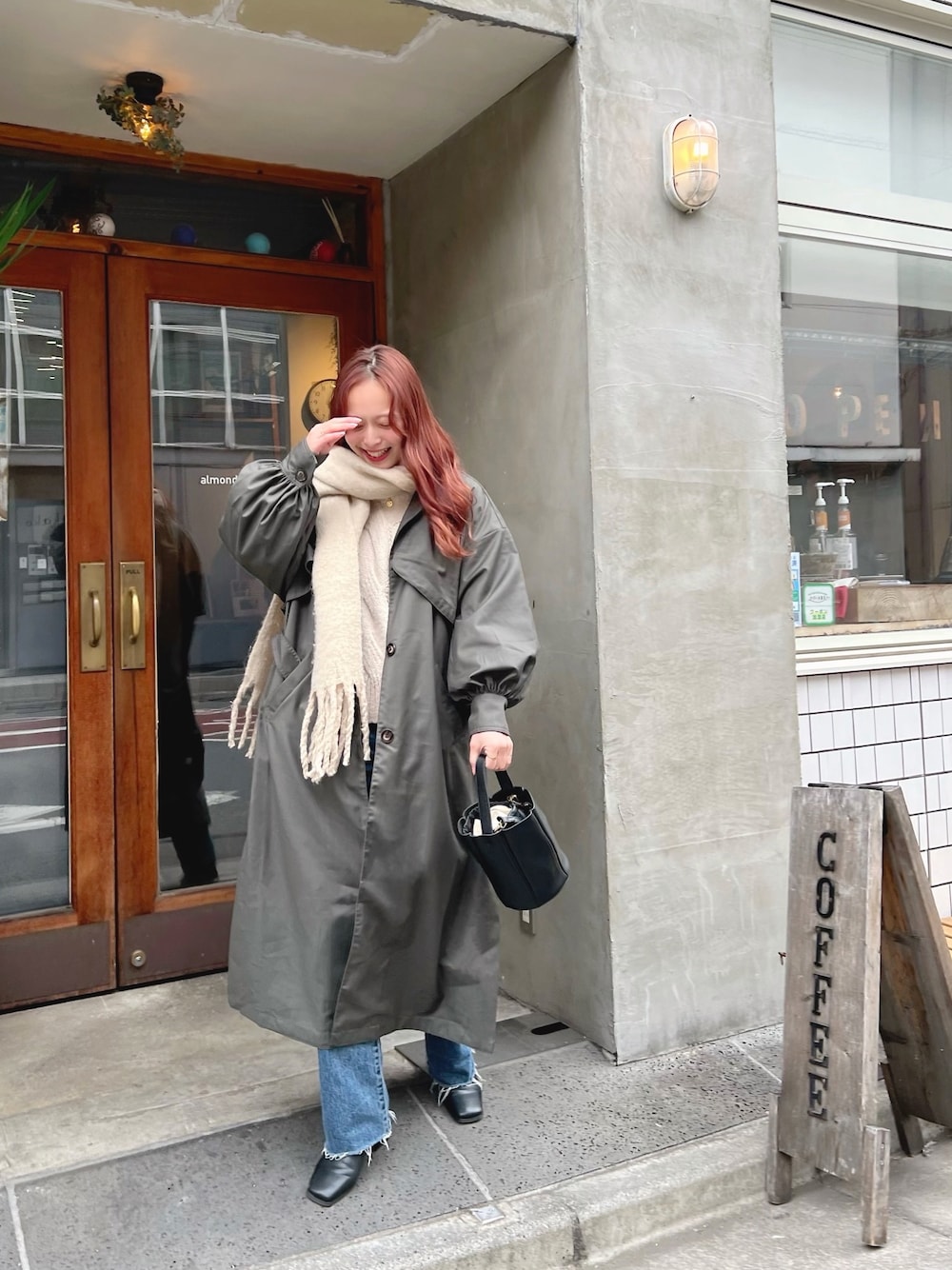 「ほめられ本命コーデ、きれいめカジュアル、ロングコート、ブーツ、春色、デニム、韓国ファッション、ジャケット、レイヤードスタイル、シンプルコーデ、ECRIRE、マフラー、トレンチコート、スクエアトゥ、春服デビュー宣言」｜「clearのアイテム（マフラー、ベージュ系）」を使った、maiさん（レディース・162cm）の冬コーディネートの1枚目の写真