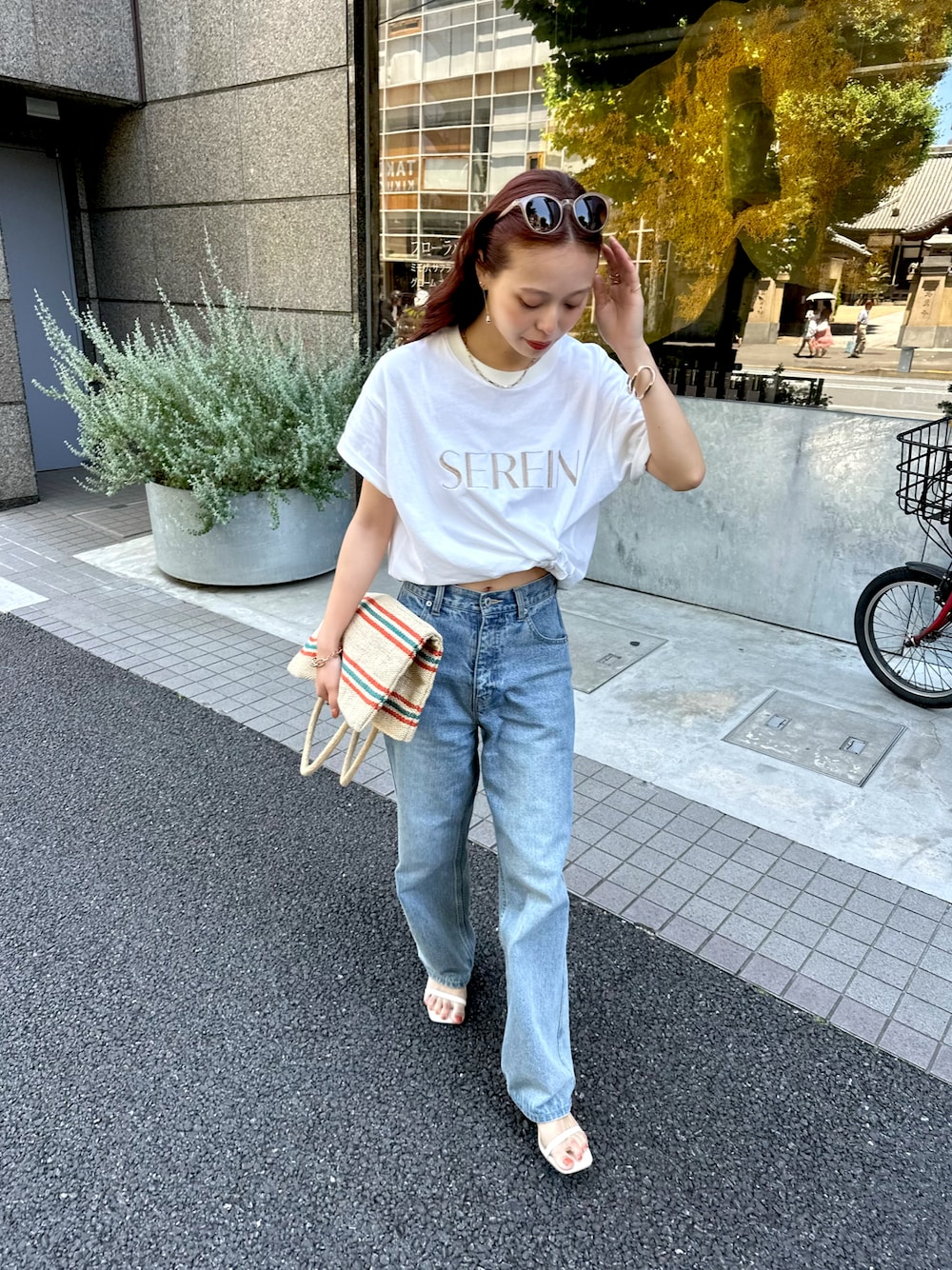 「みんなの白Tフェス、かごバッグ、淡色コーデ、フェススタイル、韓国ファッション、ロゴT、メガネ女子、お出かけコーデ、サングラス、プチプラ、アツいコーデ全部見せ、今日のコスメと服」｜「DISCOATのSEREIN刺繍ロゴTシャツ（Tシャツ/カットソー、ホワイト系）」を使った、maiさん（レディース・162cm）の夏コーディネートの1枚目の写真