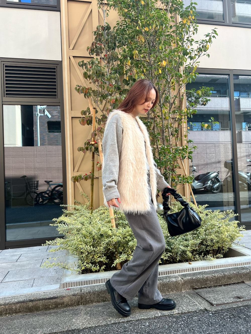 「ファッションを楽しもう、プチプラ、UNIQLO、ファーベスト、きれいめカジュアル、ニット、ブーツ、レイヤードスタイル、韓国ファッション、グレー、ブラック、ベスト、今日のコスメと服」｜maiさん（レディース・162cm）の秋コーディネートの1枚目の写真