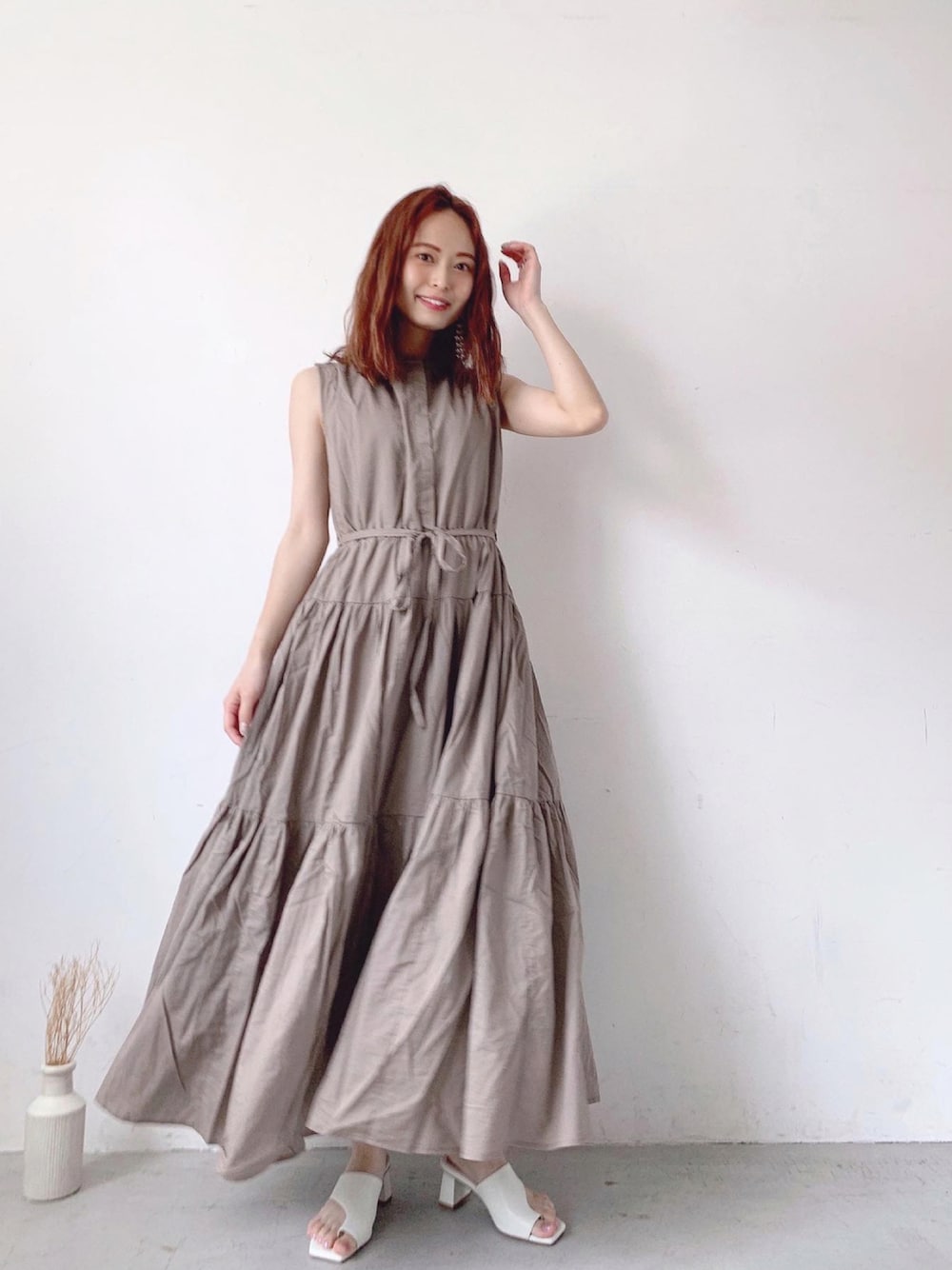 「おしゃれさんと繋がりたい、大人かわいい、dazzlin、休日スタイル、ウエストマーク、夏コーデ、トングサンダル、ワンピース、シンプルコーデ、大人カジュアル」｜「dazzlinのティアードエアリーワンピース（ワンピース、ブラウン系）」を使った、maiさん（レディース・162cm）の夏コーディネートの1枚目の写真