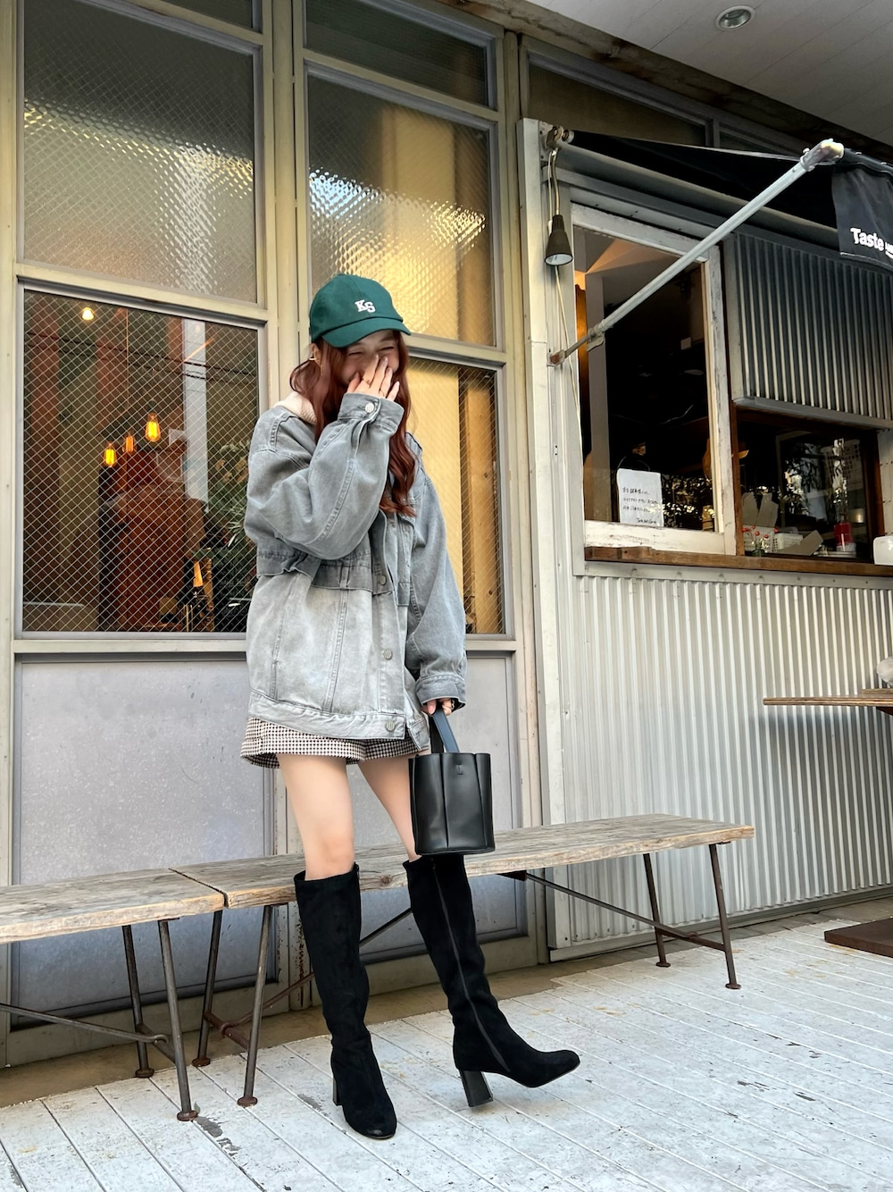 「休日スタイル、韓国ファッション、ショートパンツ、きれいめカジュアル、チェック、ニット、ビッグシルエット、ブーツ、デニム、レイヤードスタイル、キャップ、Ungrid、ロングブーツ、ほめられ本命コーデ、いまどきジャケット写真」｜「Ungridのキャンバスキャップ（キャップ、グリーン系）」を使った、maiさん（レディース・162cm）の冬コーディネートの1枚目の写真