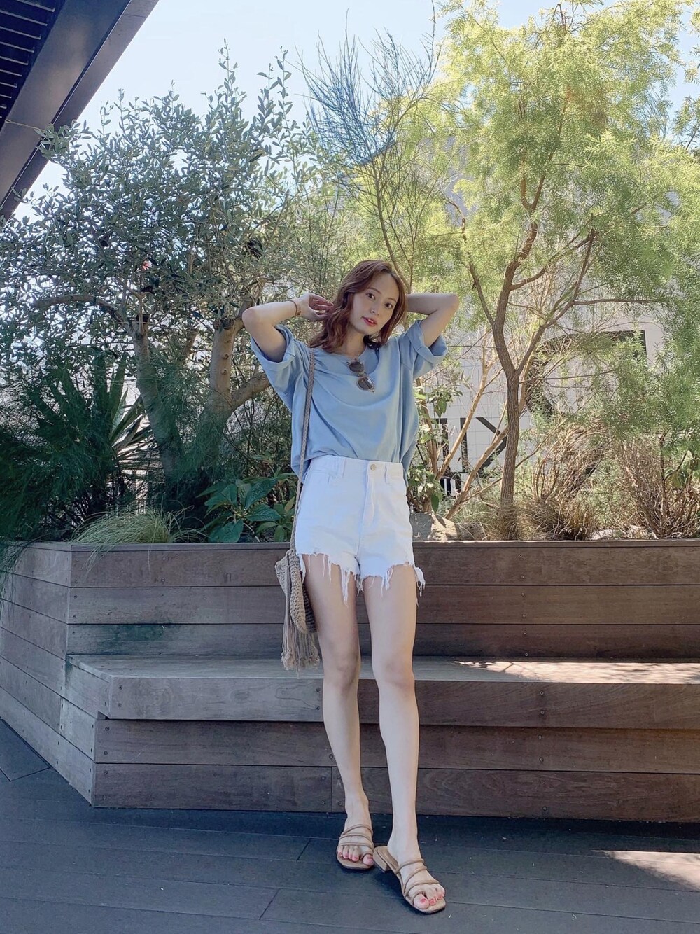 ブルー系のTシャツ/カットソー、ホワイト系のパンツ、ブラウン系のシューズを着用したレディースの夏コーディネートの1枚目の写真