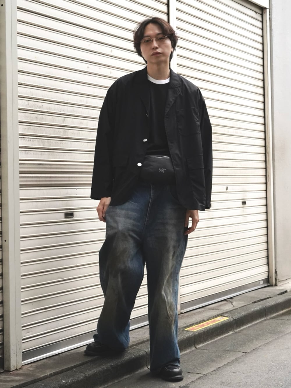 「ショルダーバッグ、古着MIX、最近のいい感じコーデ、大人カジュアル、メガネ男子、スポーツミックス、春夏コーデ、シンプルコーデ、レイヤードスタイル、韓国ファッション、きれいめカジュアル、休日スタイル、デニム、サングラス、ワイドパンツ」｜「ARC'TERYXのARC'TERYX / Granville Crossbody Bag（ボディバッグ/ウエストポーチ、ブラック系）」を使った、SUDOさん（骨格ストレート・メンズ・186cm）の春コーディネートの1枚目の写真