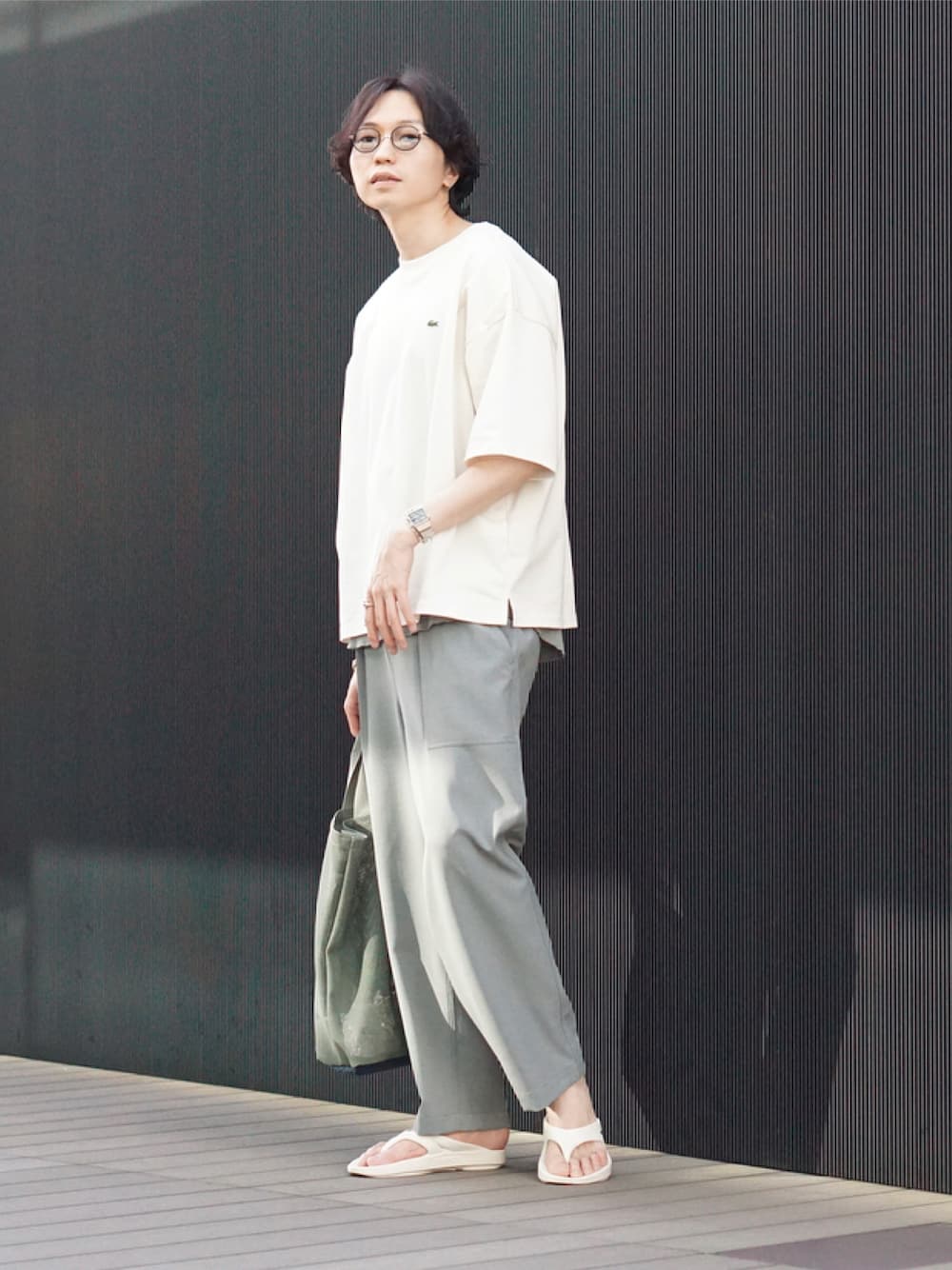 ホワイト系のTシャツ/カットソー、グリーン系のその他パンツ、ホワイト系のサンダルを着用したメンズの春コーディネートの1枚目の写真