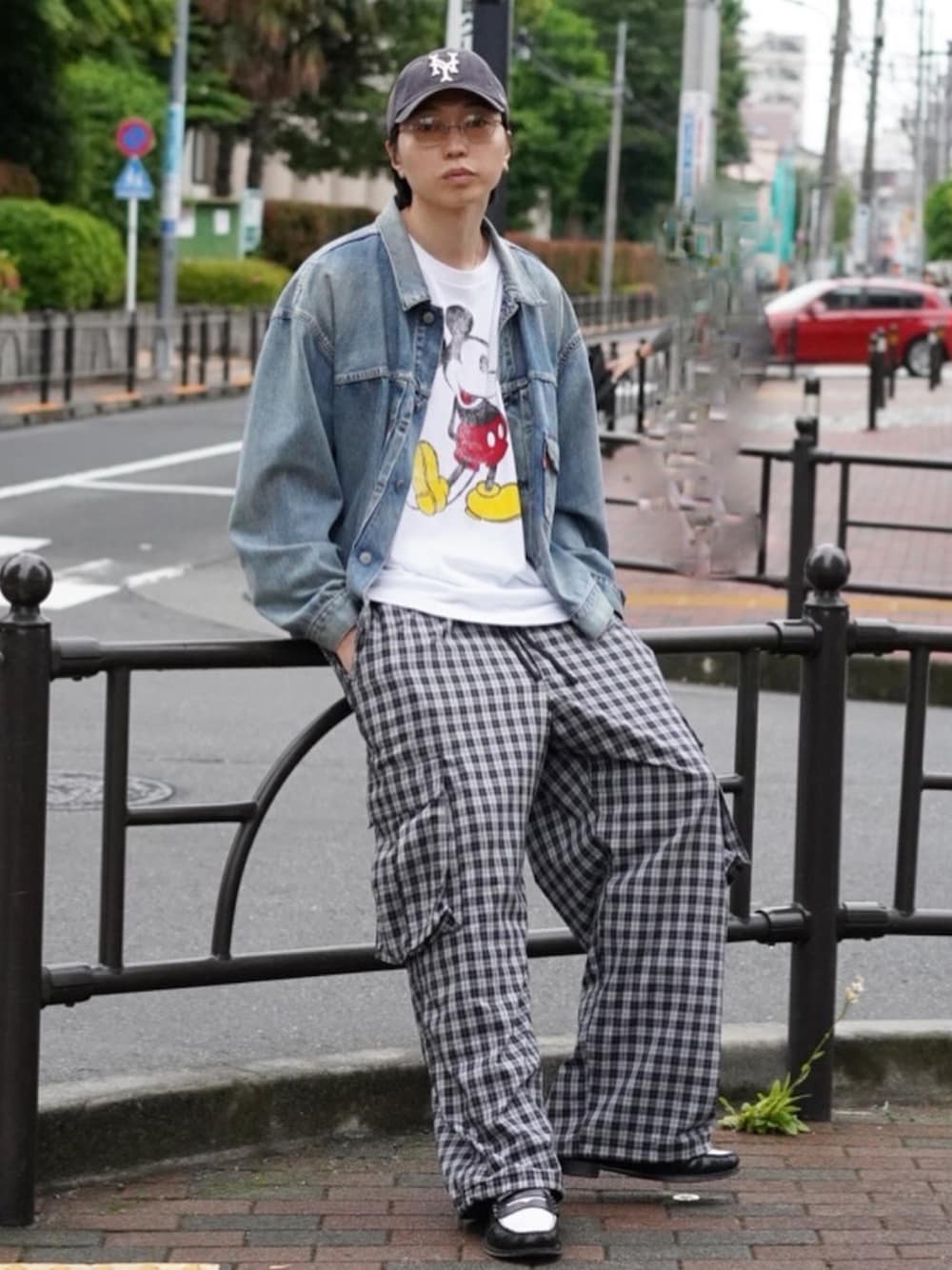 「サングラス、レイヤードスタイル、ワイドパンツ、春夏コーデ、キャップ、淡色コーデ、シンプルコーデ、きれいめカジュアル、カーゴパンツ、休日スタイル、デニム、お出かけコーデ、古着MIX、ローファー、やっぱり帽子が好き」｜「Levi'sのアイテム（デニムジャケット、ブルー系）」を使った、SUDOさん（骨格ストレート・メンズ・186cm）の春コーディネートの1枚目の写真