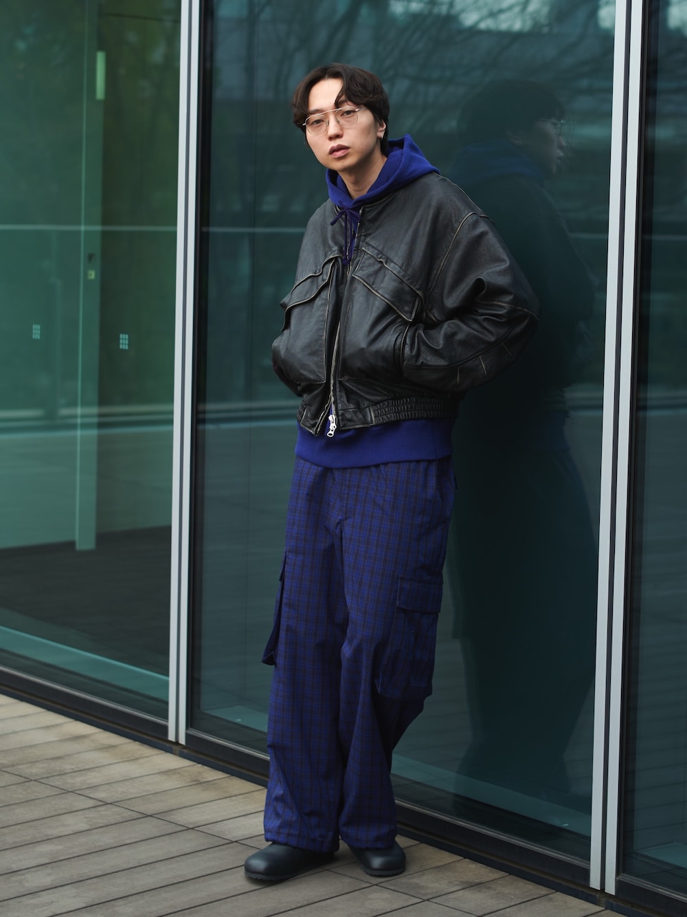 「スウェット、春服コーデ、メガネ男子、春アウター、モード、レイヤード、キレイめカジュアル、春色、レザー、チェック、カーゴパンツ、休日スタイル、ストリート」｜「BEAMSのユーズド加工 レザー ショートブルゾン（ライダースジャケット、ブラック系）」を使った、SUDOさん（骨格ストレート・メンズ・186cm）の春コーディネートの1枚目の写真