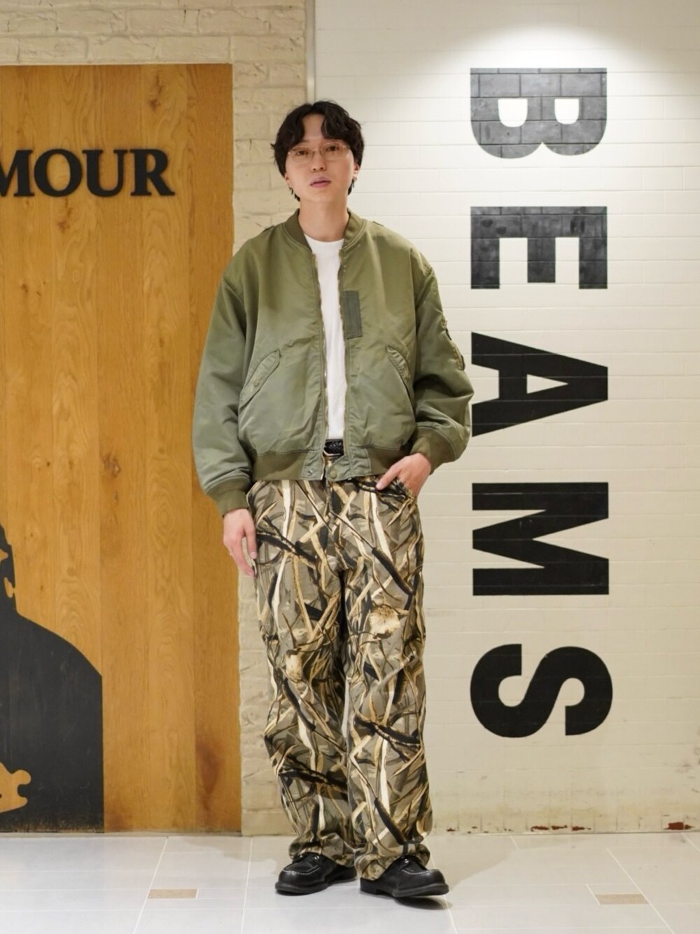 「ジャケット、春色、春めき満開コーデ、大人カジュアル、メガネ男子、休日スタイル、デートコーデ、カーゴパンツ、お出かけコーデ、アウトドアスタイル、ミリタリー、ミリタリージャケット、MA-1」｜「orSlowのアイテム（パンツ、その他）」を使った、SUDOさん（骨格ストレート・メンズ・186cm）の春コーディネートの1枚目の写真
