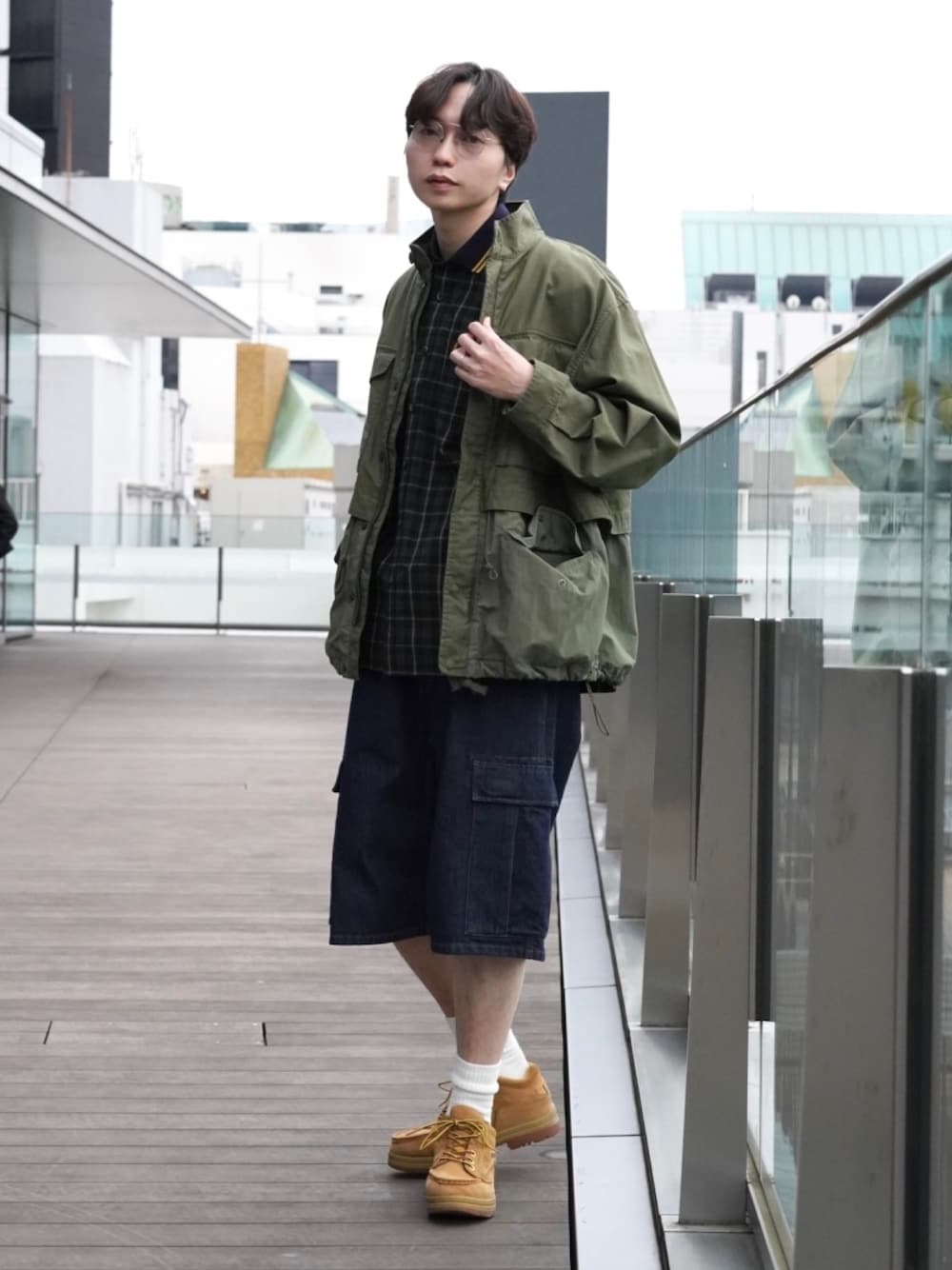 「ハーフパンツ、春色、春めき満開コーデ、淡色コーデ、韓国ファッション、休日スタイル、デートコーデ、カーゴパンツ、お出かけコーデ、チェック、アウトドアスタイル、大人カジュアル、メガネ男子、ミリタリー」｜「BEAMSのバックサテン レイヤード M-65 ブルゾン（ブルゾン、グリーン系）」を使った、SUDOさん（骨格ストレート・メンズ・186cm）の春コーディネートの1枚目の写真