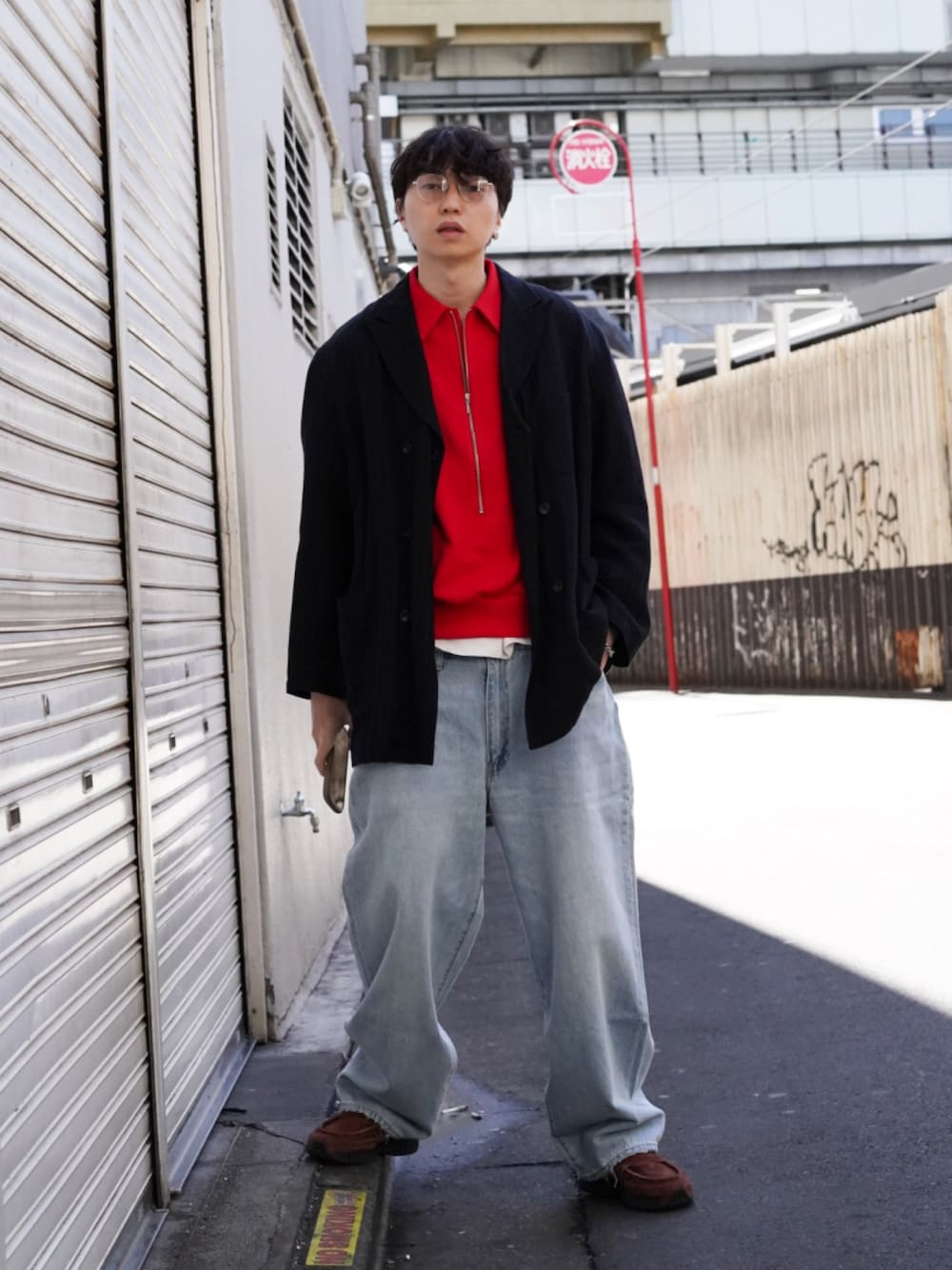 「ローファー、メガネ男子、春色、きれいめカジュアル、休日スタイル、スニーカー、ワイドパンツ、デニム、レイヤードスタイル、ジャケットスタイル、赤」｜「sage de cretのsage de cret × BEAMS PLUS / 別注 6 Button Double Breasted Jacket Stripe（テーラードジャケット、ブルー系）」を使った、SUDOさん（骨格ストレート・メンズ・186cm）の冬コーディネートの1枚目の写真