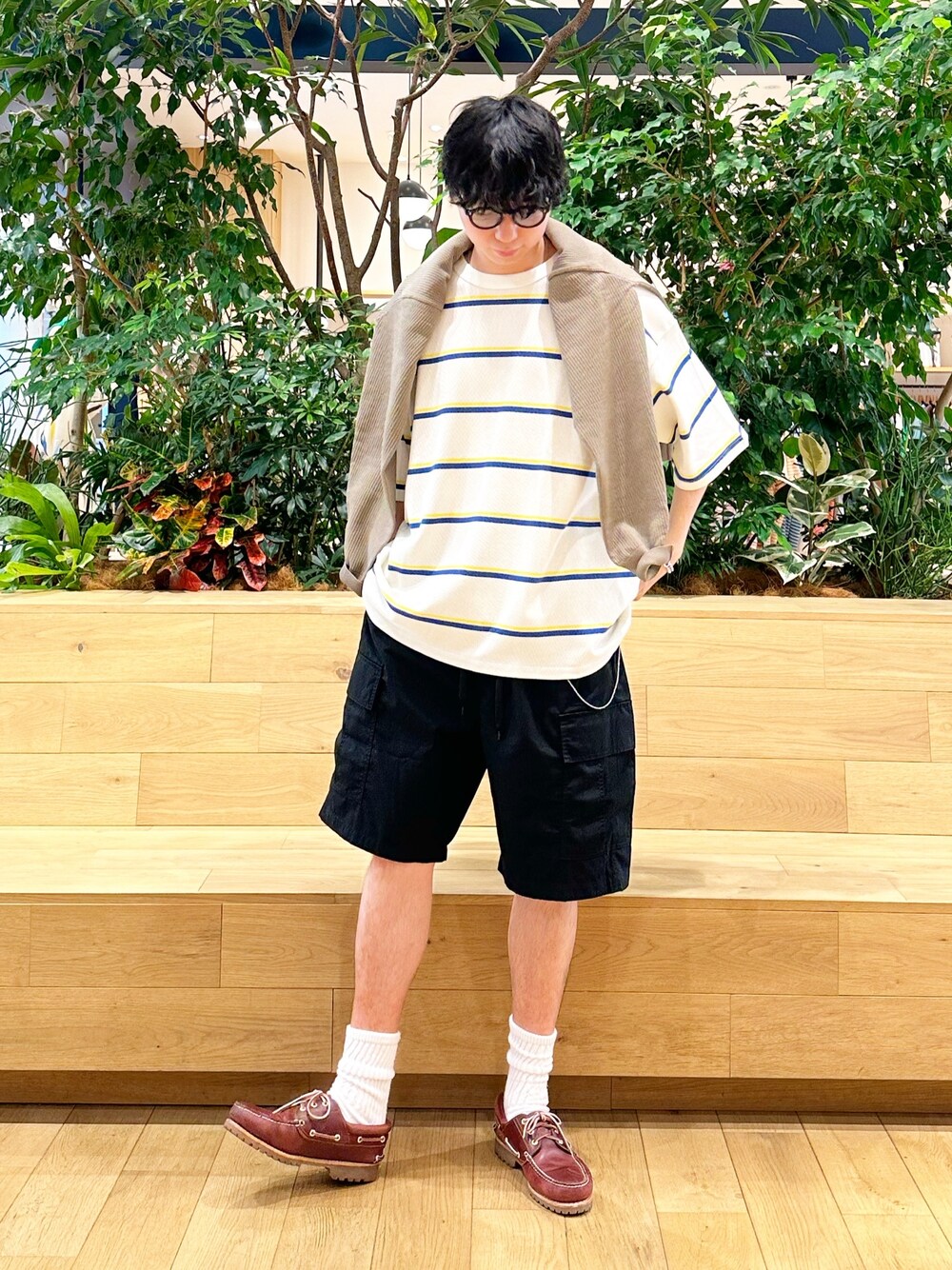 「みんなの白Tフェス、プチプラ、ストリート、カーゴパンツ、ビッグシルエット、フェススタイル、韓国ファッション、お出かけコーデ、メガネ男子、きれいめカジュアル、夏セールで買いました、ショートパンツ、ボーダー」｜「B:MING by BEAMSのB:MING by BEAMS / テック カーゴ ショートパンツ（その他パンツ、ブラック系）」を使った、SUDOさん（メンズ・186cm）の夏コーディネートの1枚目の写真