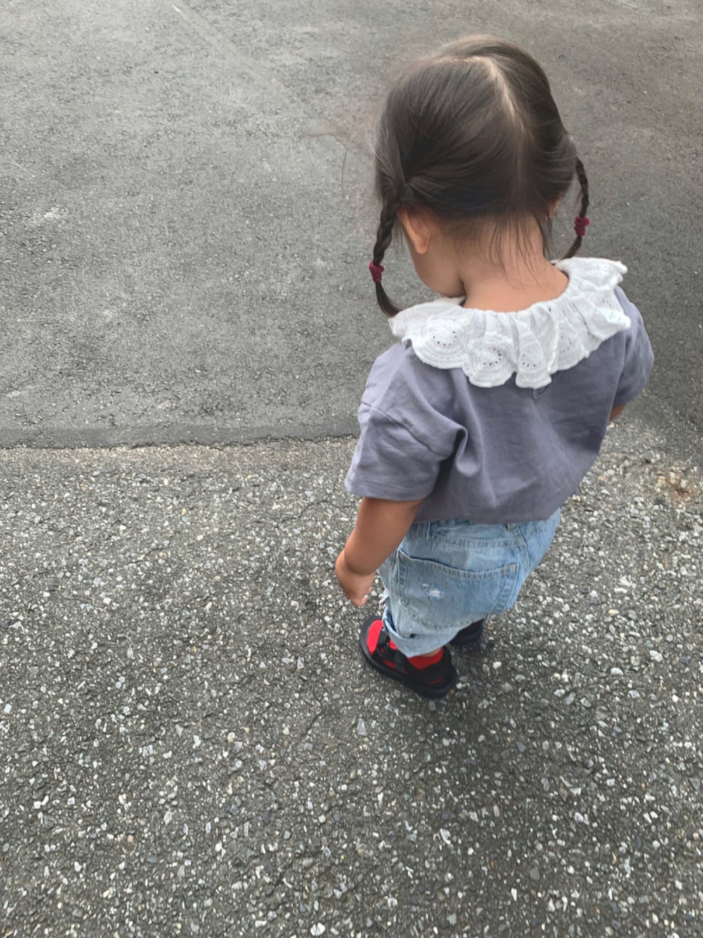 ブルー系のTシャツ/カットソー、ブルー系のデニムパンツ、ブラック系のサンダルを着用したレディースの夏コーディネートの1枚目の写真