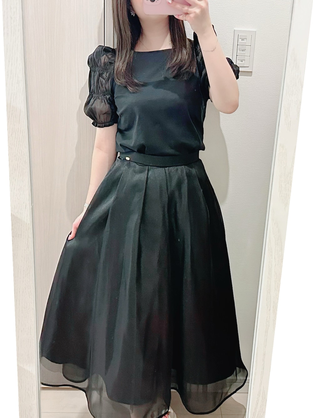 ブラック系のTシャツ/カットソー、ブラック系のスカートを着用したレディースの秋コーディネートの1枚目の写真