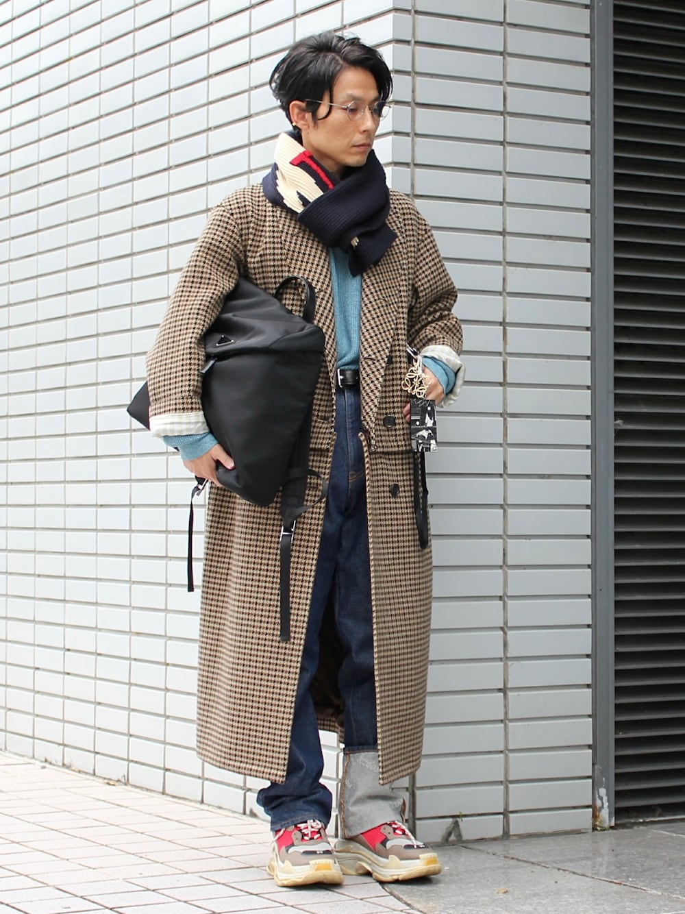 「トリプルS、triples、タックイン、デニム、スニーカー、スニーカーコーデ、ミックススタイル、レイヤードスタイル、春ニット、ボリュームスニーカー、メガネ男子、マフラー、リュック、ロールアップ、ロングコート」｜「BALENCIAGAのトリプルS（スニーカー、その他）」を使った、neederさん（メンズ・165cm）の春コーディネートの1枚目の写真