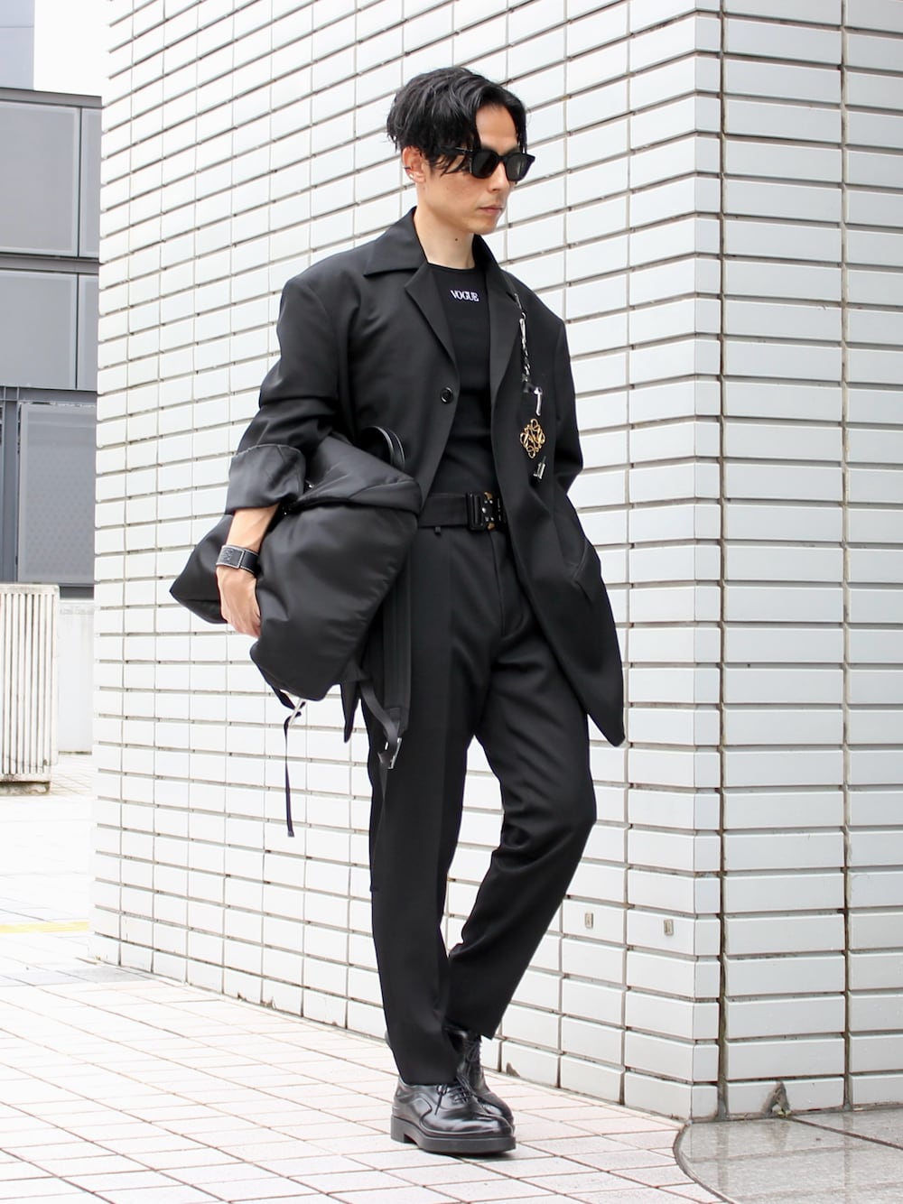 ブラック系のドレスシューズ、ブラック系のバックパック/リュック、ブラック系のテーラードジャケットを着用したメンズの夏コーディネートの1枚目の写真