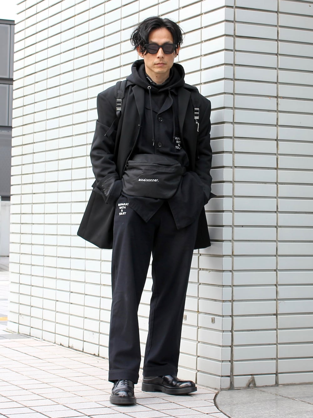 ブラック系のドレスシューズ、ブラック系のバックパック/リュック、ブラック系のテーラードジャケットを着用したメンズの春コーディネートの1枚目の写真