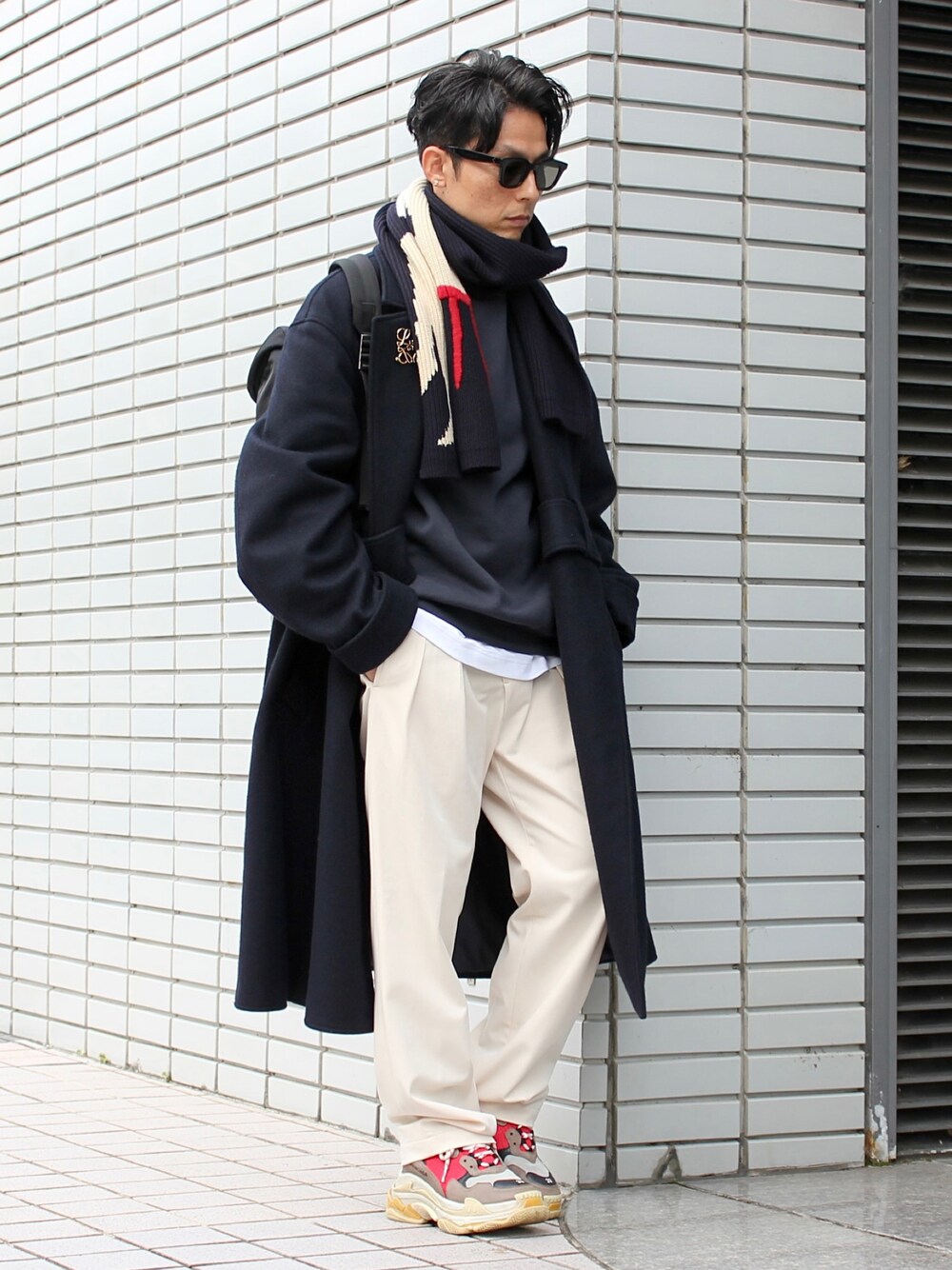 「スラックス、ビビッドカラー、プチプラ、春色、韓国ファッション、厚底シューズ、レイヤードスタイル、シンプルコーデ、カラーパンツ、淡色コーデ、きれいめカジュアル、春アウター、パステル映える春、トリプルS、triples」｜「STYLEMIXERのアイテム（スラックス、ベージュ系）」を使った、neederさん（メンズ・165cm）の冬コーディネートの1枚目の写真