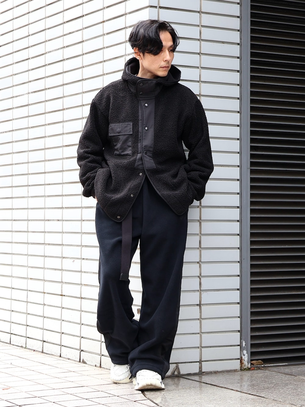 ホワイト系のスニーカーを着用したメンズの春コーディネートの1枚目の写真