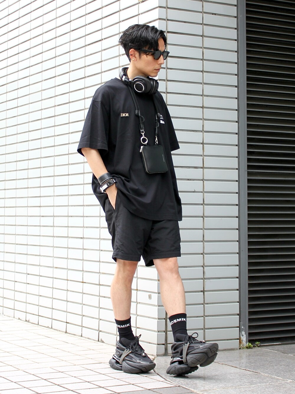 ブラック系のその他パンツ、ブラック系のスニーカー、ブラック系のエコバッグ/サブバッグを着用したメンズの秋コーディネートの1枚目の写真