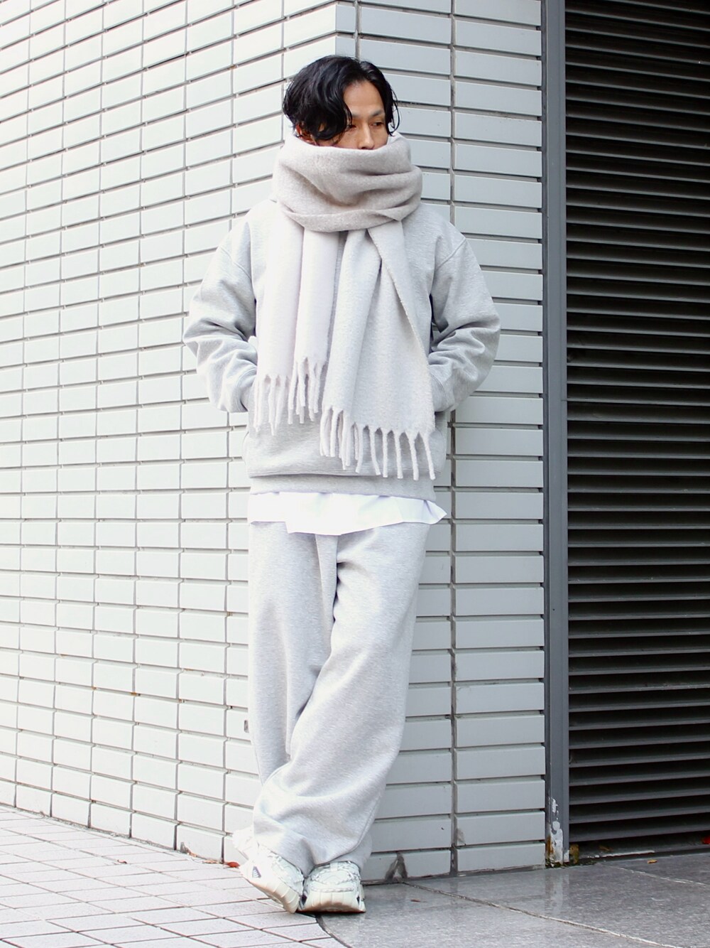 「きれいめカジュアル、レイヤードスタイル、ワイドパンツ、スウェット、淡色コーデ、ストリート、スニーカー、UNIQLO C、プチプラ、マフラーぐるぐる、UNIQLOC、セットアップ、リラックススタイル、休日スタイル、ワントーンコーデ」｜「CALVIN KLEIN 205W39NYCのアイテム（スニーカー、ホワイト系）」を使った、neederさん（メンズ・165cm）の冬コーディネートの1枚目の写真