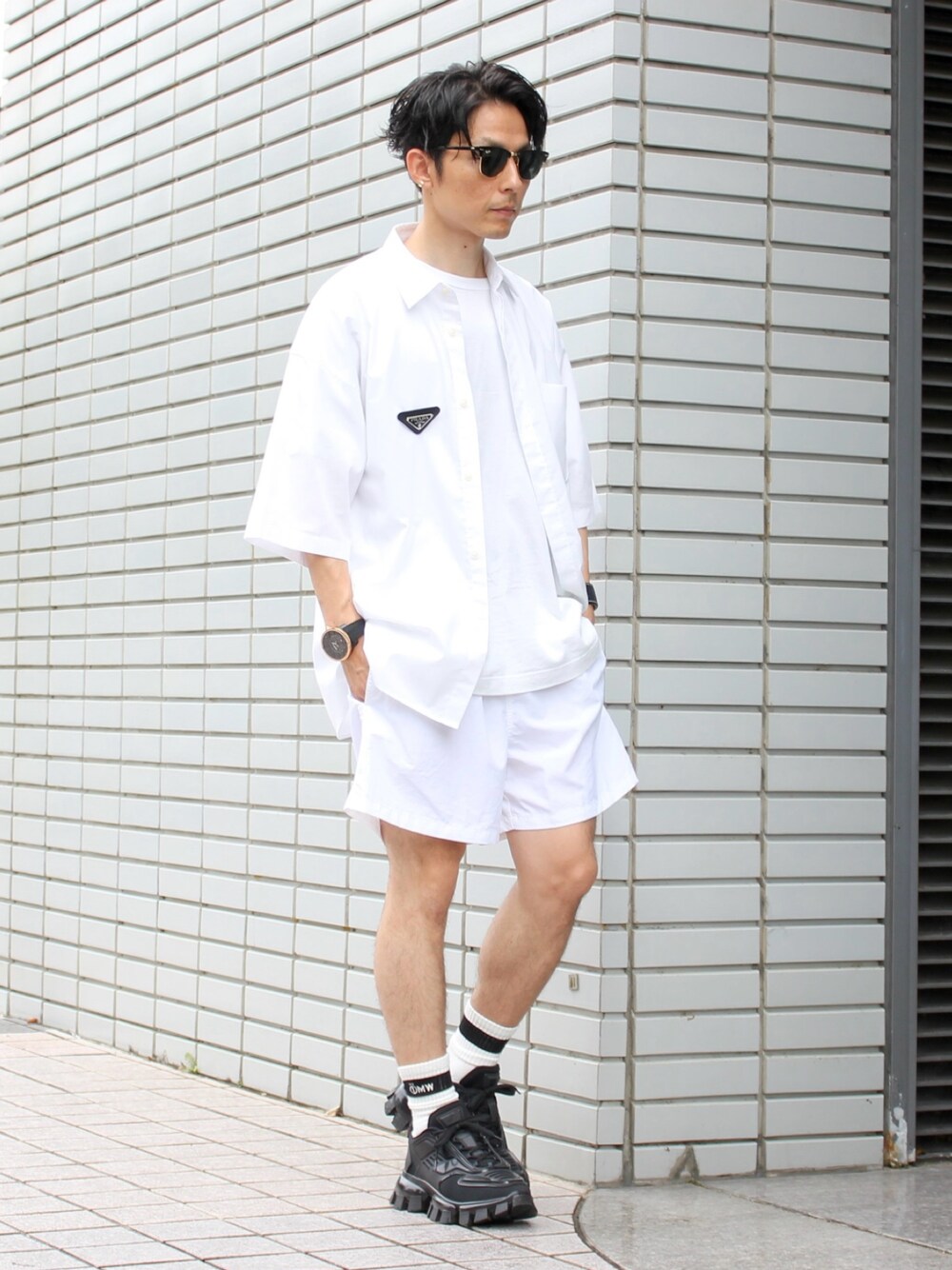 ブラック系のスニーカー、ゴールド系のアナログ腕時計、ブラック系のブローチ/コサージュを着用したメンズの秋コーディネートの1枚目の写真