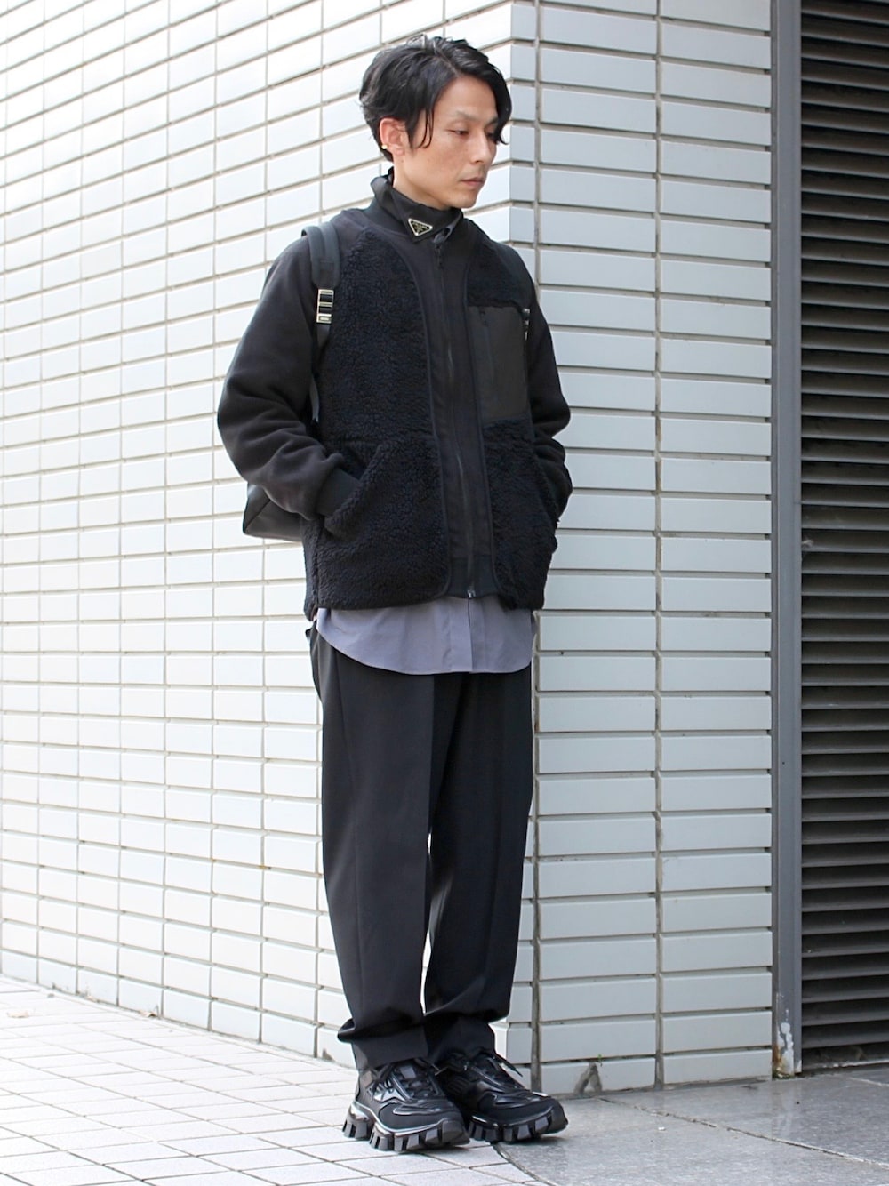 ブラック系のスニーカー、グレー系のシャツ/ブラウス、ブラック系のストール/ショールを着用したメンズの秋コーディネートの1枚目の写真