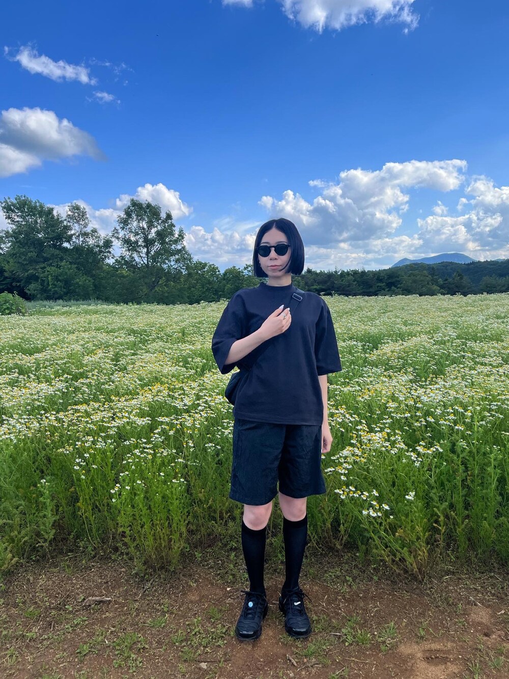 「モノトーン、きれいめカジュアル、ブラック、オールブラック、ハーフパンツ、春夏コーデ、シンプル、メンズライク、ストリート、スニーカー、ストーンアイランド」｜「STONE ISLANDの＜STONE ISLAND＞ BERMUDA SRT/ショートパンツ（その他パンツ、ブラック系）」を使った、yunaさん（レディース・157cm）の夏コーディネートの1枚目の写真