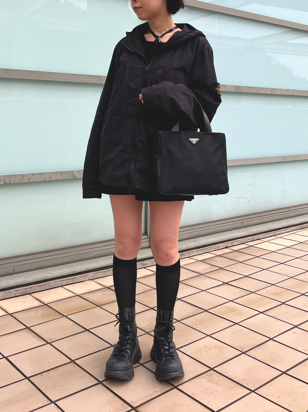 「ハイソックス、厚底スニーカー、スニーカー、コンバース、ストーンアイランド、stoneisland、プラダ、PRADA、春のおしゃ見えテクニック、オールブラック、シンプルコーデ、シンプルスタイル、春ファッション、韓国ファッション、ブラックコーデ」｜「STONE ISLANDのアイテム（ジャケット/アウター、ブラック系）」を使った、yunaさん（レディース・157cm）の春コーディネートの1枚目の写真