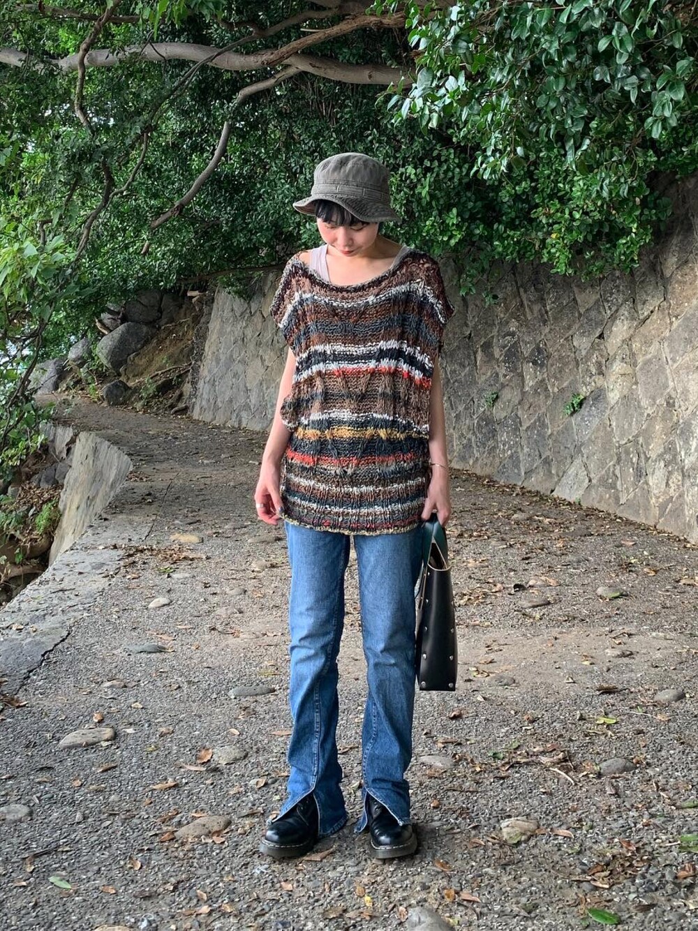 ブルー系のデニムパンツ、その他のベスト、ブラック系のブーツを着用したレディースの夏コーディネートの1枚目の写真