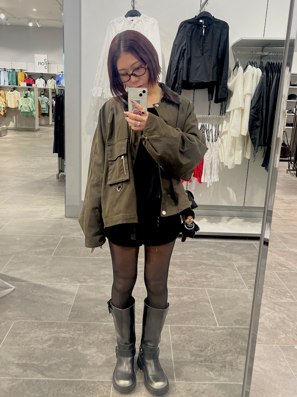 「プチプラ、休日スタイル、ロングブーツ、ニットショートパンツ、ショートパンツ、シアータイツ、タイツ、春服、メガネ女子、モンチッチ」｜「ZARAのアイテム（ジャケット/アウター、グリーン系）」を使った、yunaさん（レディース・157cm）の春コーディネートの1枚目の写真