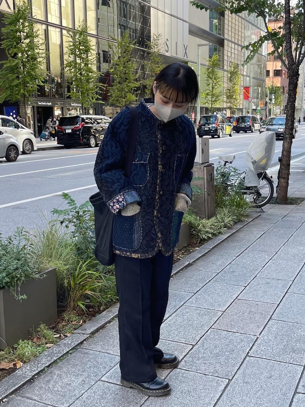 ブルー系のジャケット/アウター、ブルー系のショルダーバッグ、ブラック系のスラックスを着用したレディースの秋コーディネートの1枚目の写真