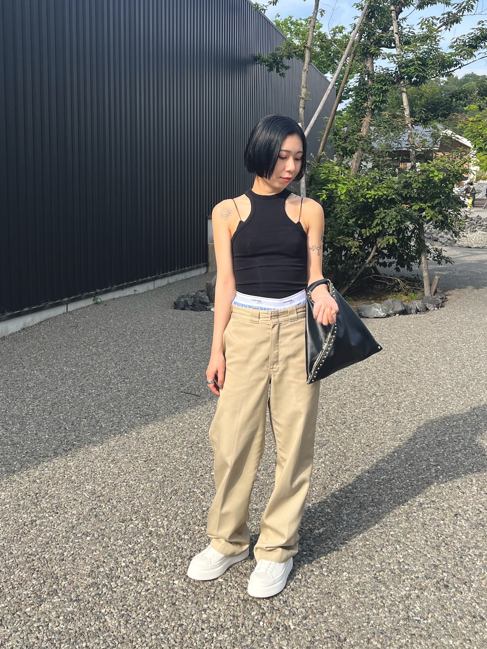 「今日のコーデ、シンプルスタイル、ラフコーデ、韓国ファッション、ショートヘア、厚底シューズ、厚底スニーカー、タンクトップ、ノースリーブ、キャミソール、チノパン、メンズライク、スニーカー」｜「ZARAのアイテム（タンクトップ、ブラック系）」を使った、yunaさん（レディース・157cm）の夏コーディネートの1枚目の写真