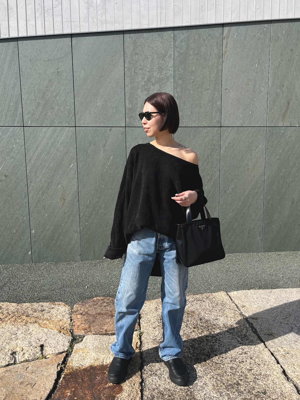 「春のNewスタイル、オトナカジュアル、春服、オトナカワイイ、シンプルスタイル、オフショル、肌見せ、大人ファッション、ブラックコーデ、ゆるコーデ、CITYSHOP、PRADA、サングラス、デニム」｜「CITYSHOPの《追加》PE WASH PULLOVER：ブラウス（Tシャツ/カットソー、ブラック系）」を使った、yunaさん（レディース・157cm）の春コーディネートの1枚目の写真