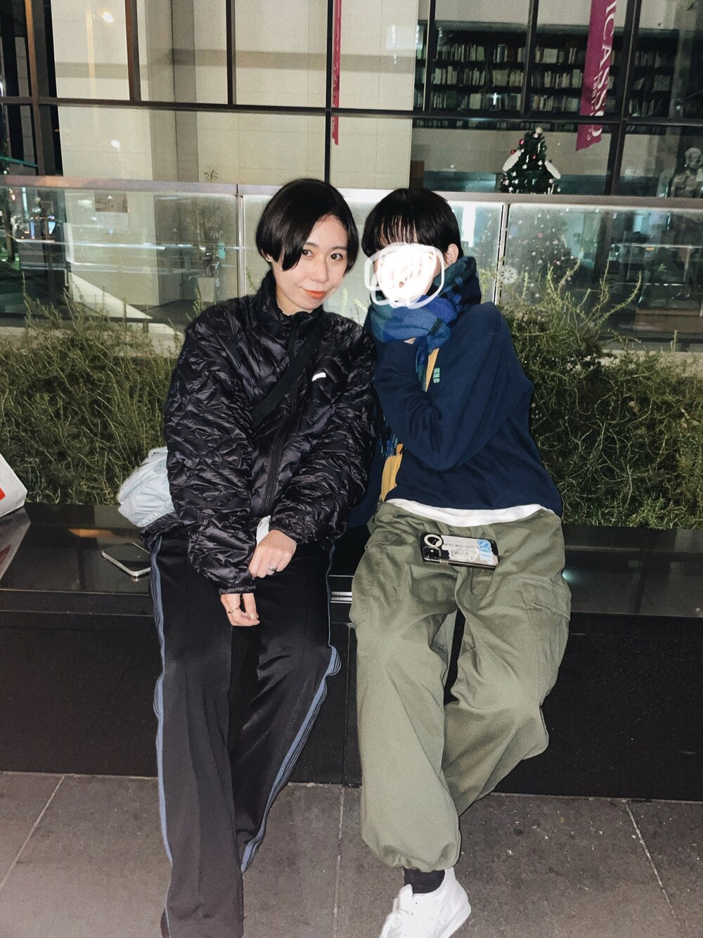 「stoneisland、supreme、NEEDLES、休日コーデ、冬のコーデ、ダウンジャケット、ショートブーツ、メンズライク、ブラックコーデ、カジュアルコーデ、キルティング、セットアップ、ジャンプスーツ、ニードルス」｜「Supreme のアイテム（ダウンジャケット/コート、ブラック系）」を使った、yunaさん（レディース・157cm）の秋コーディネートの1枚目の写真