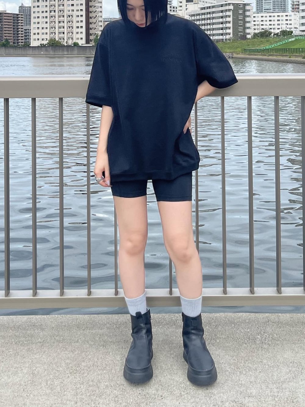 「ゆるコーデ、バイカーパンツ、バイカーショーツ、Tシャツ、オールブラック、ennoy、エンノイ、スタイリスト私物、大人カジュアル、カジュアル、シンプルコーデ、シンプル、ブーツ」｜「ENNOYのアイテム（Tシャツ/カットソー、ブラック系）」を使った、yunaさん（レディース・157cm）の夏コーディネートの1枚目の写真