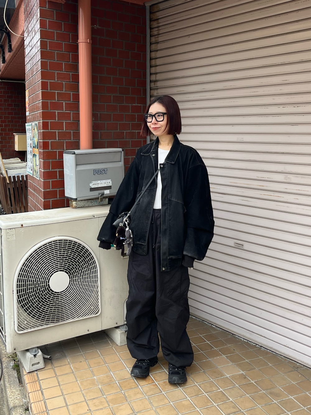 「休日スタイル、オトナカジュアル、カーゴパンツ、アウトドアミックス、古着MIX、古着、シンプルコーデ、シンプル、シンプルスタイル、ブラック、オールブラック、メンズライク、バッグチャーム」｜「VINTAGEのアイテム（ブルゾン、ブラック系）」を使った、yunaさん（レディース・157cm）の春コーディネートの1枚目の写真