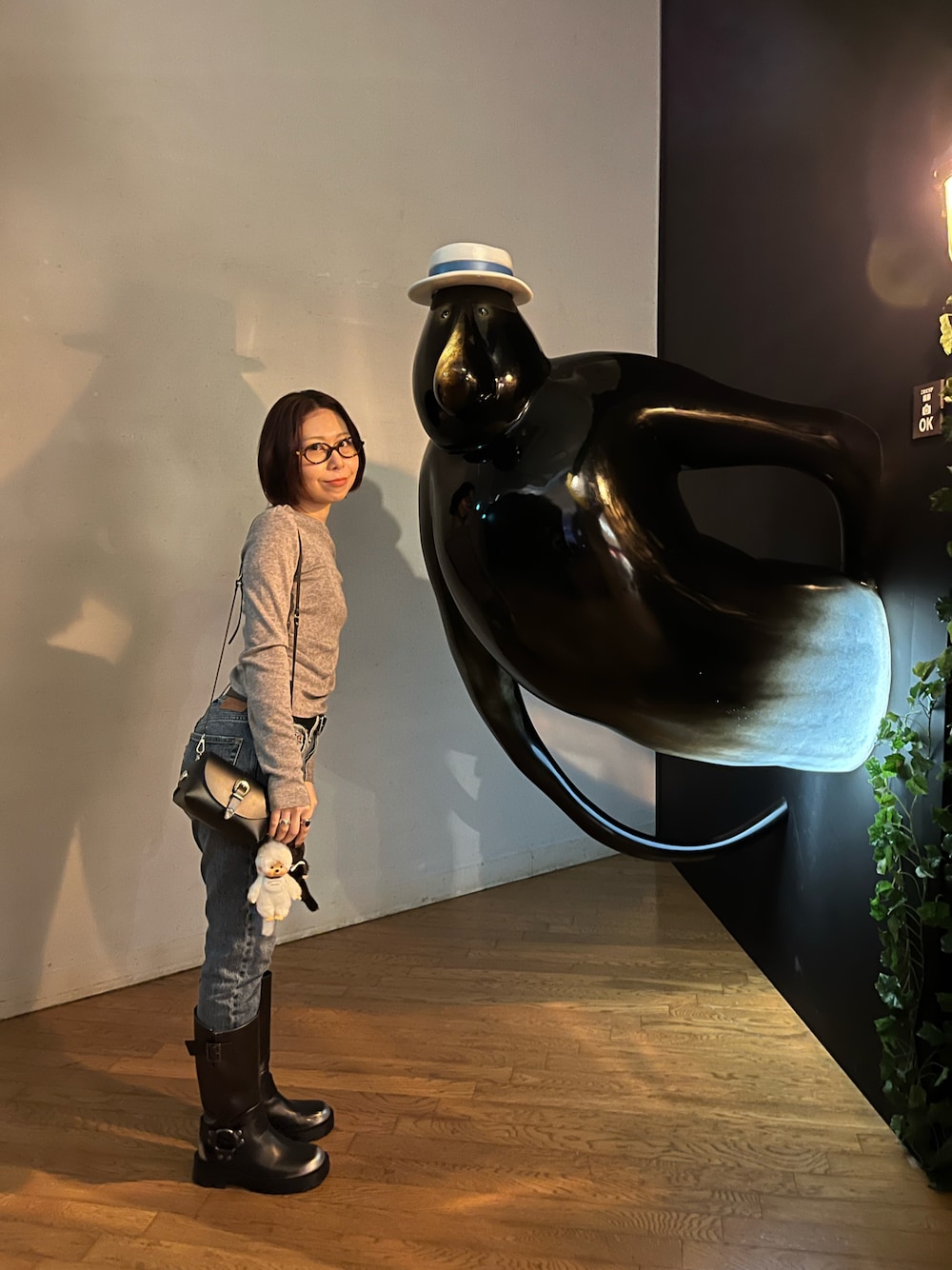 「春めき満開コーデ、春コーデ、デニム、ブーツ、ブーツイン、ロングブーツ、カジュアルスタイル、韓国ファッション、メガネ女子、デニムパンツ、ショルダーバッグ」｜「ZARAのアイテム（Tシャツ/カットソー、グレー系）」を使った、yunaさん（骨格ウェーブ・レディース・156cm）の春コーディネートの1枚目の写真