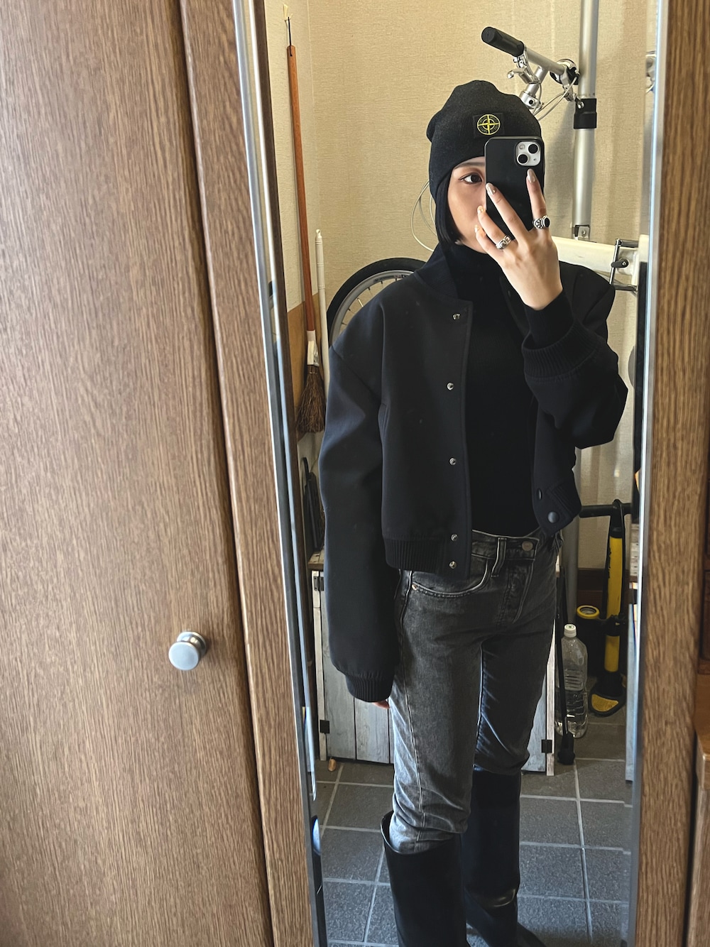 「stoneisland、ストーンアイランド、ZARA、デニム、デニムスキニー、リーバイス、ロングブーツ、ブーツイン、ニット帽、ビーニー、シンプルスタイル、大人カジュアル」｜「crie confortoのストレートロングブーツ（ブーツ、ブラック系）」を使った、yunaさん（レディース・157cm）の冬コーディネートの1枚目の写真