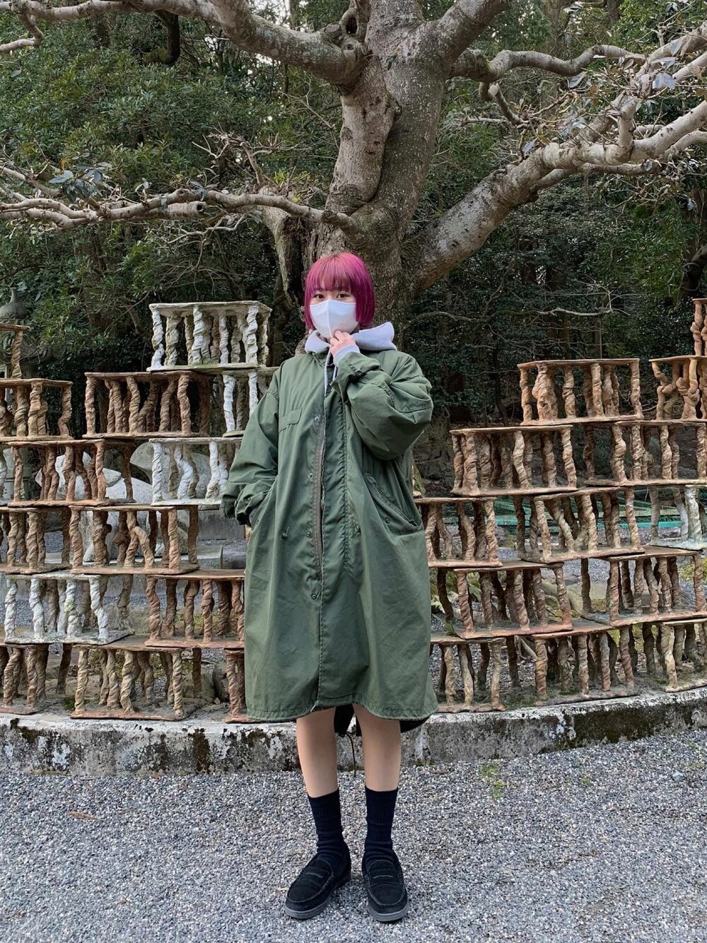 「カジュアルコーデ、M65、モッズコート、ミリタリー、キルティングベスト、パーカー、無地パーカー、ローファー、古着、vintage」｜「VINTAGEのアイテム（モッズコート、グリーン系）」を使った、yunaさん（レディース・157cm）の冬コーディネートの1枚目の写真