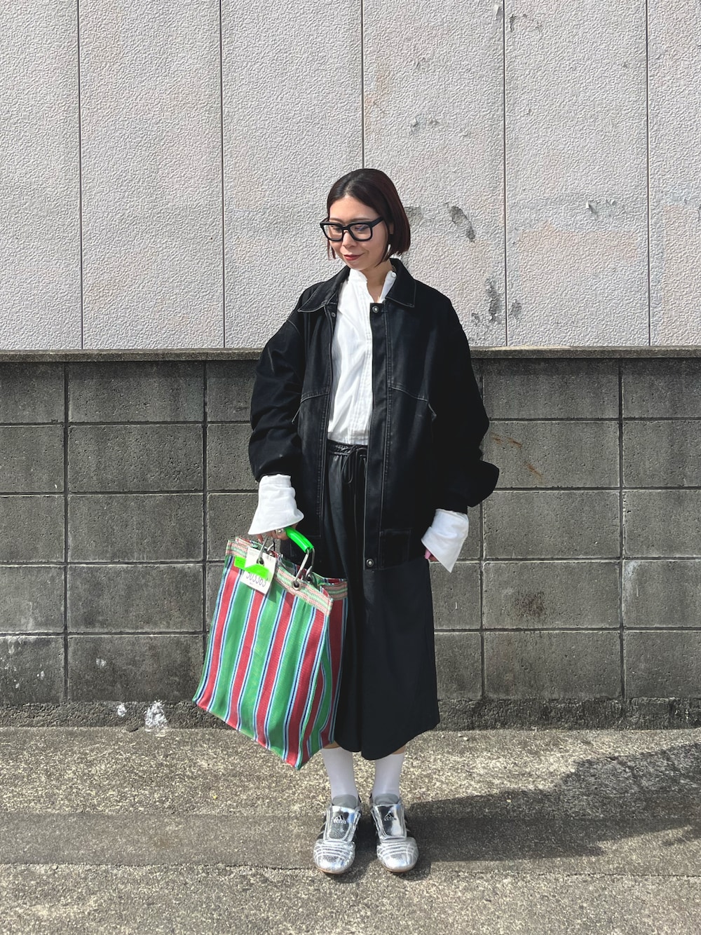「春めき満開コーデ、古着MIX、春コーデ、カジュアルスタイル、ゆるコーデ、ハーフパンツ、レザーパンツ、モノトーン、モノトーンコーデ、ブラックコーデ、白シャツ、アディダス、テコンドー、シルバーシューズ」｜「CITYSHOPの《追加》BIG SILHOUETTE シャツ（シャツ/ブラウス、ホワイト系）」を使った、yunaさん（レディース・157cm）の春コーディネートの1枚目の写真
