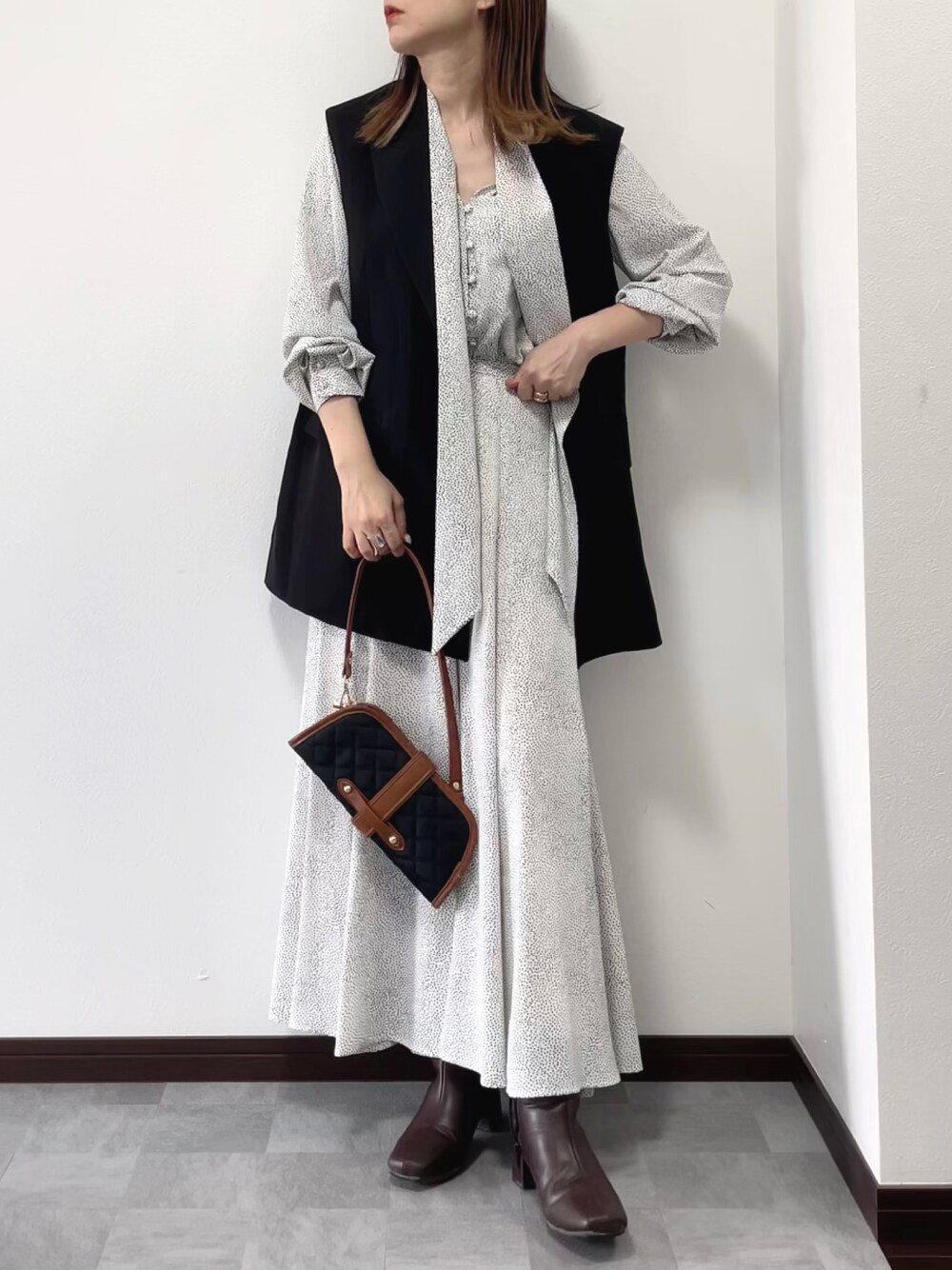 ホワイト系のシャツ/ブラウス、ホワイト系のスカート、ブラック系のショルダーバッグを着用したレディースの秋コーディネートの1枚目の写真