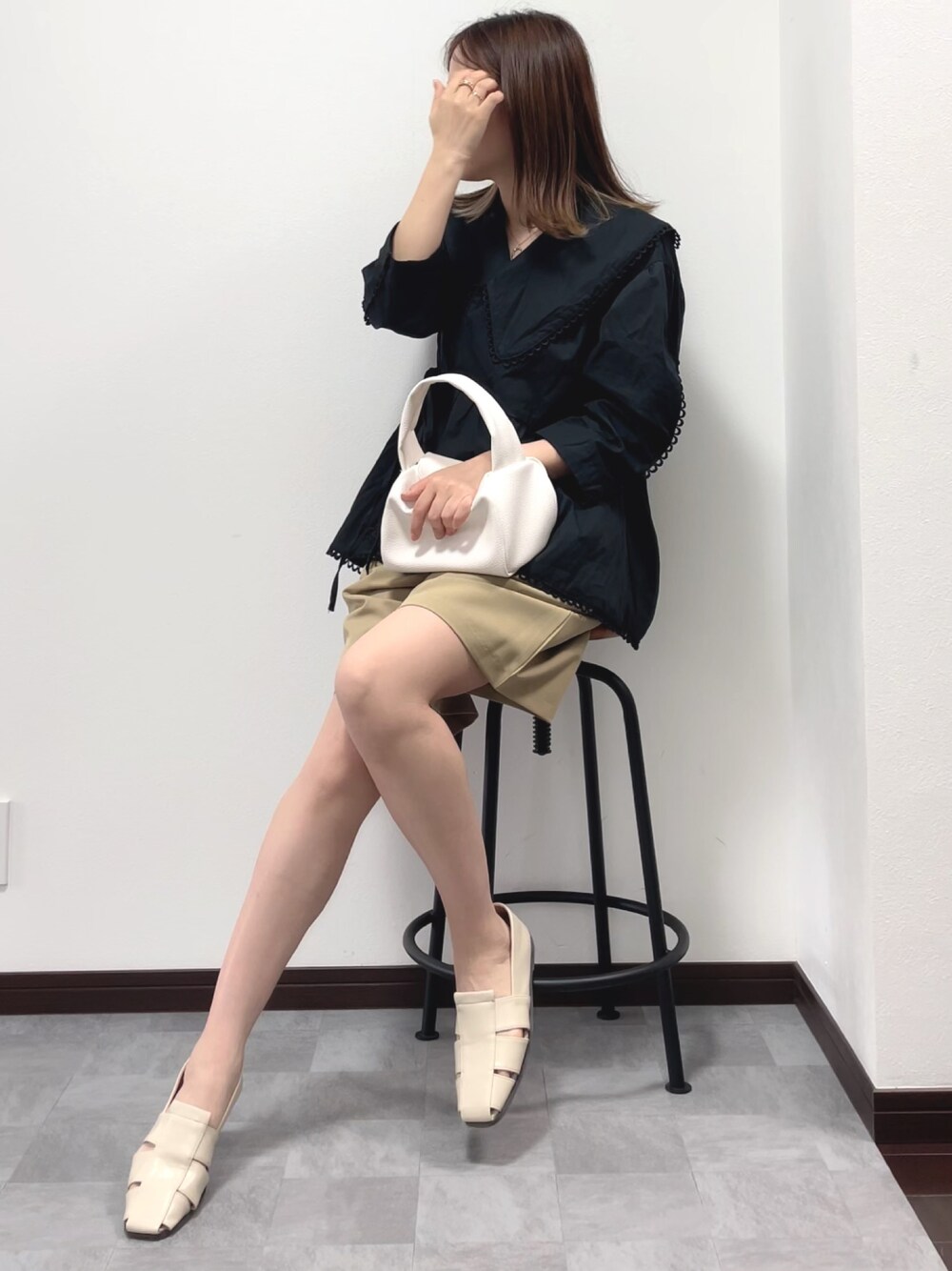 ブラック系のシャツ/ブラウス、ホワイト系のボストンバッグ、ベージュ系のサンダルを着用したレディースの夏コーディネートの1枚目の写真