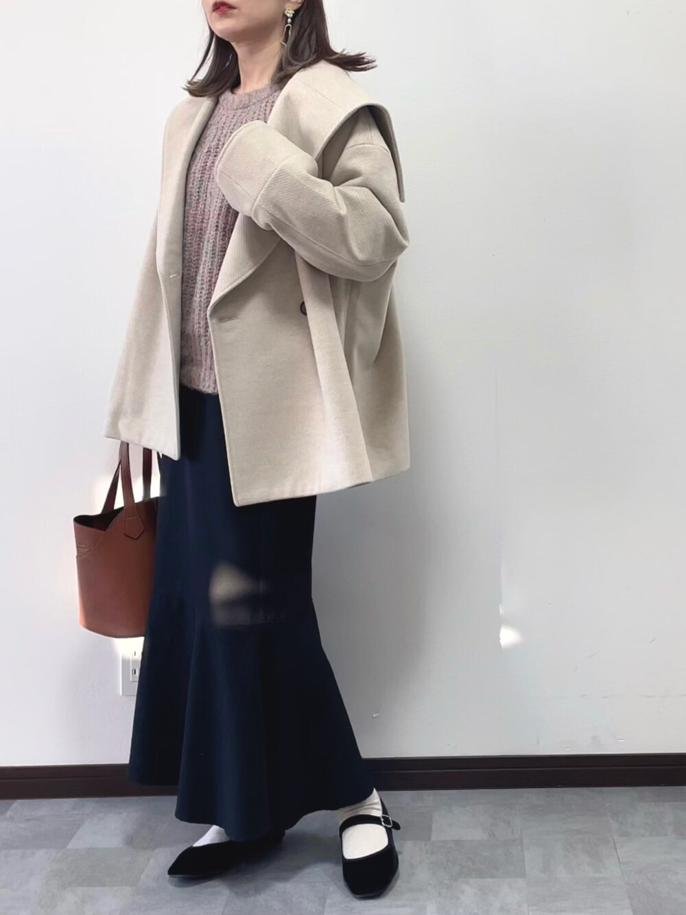「THE SHOP TK、クルーネックニット、メランジニット、ショート丈、マーメイドスカート、ビッグカラー、カンフーシューズ、オトナカワイイ、冬コーデ、冬服、きれいめカジュアル」｜「THE SHOP TK の【ふわふわニット/洗える】メランジクルーネックニット（ニット/セーター、オレンジ系）」を使った、紗衣さん（レディース・158cm）の冬コーディネートの1枚目の写真