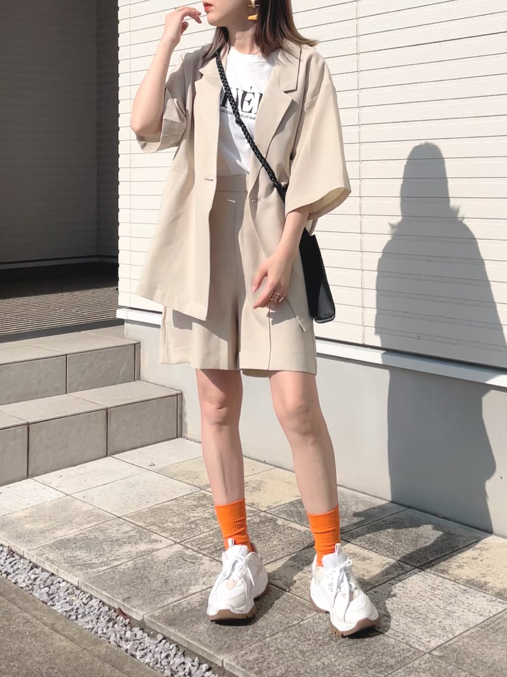 「休日スタイル、セットアップ、ハーフパンツ、カラーソックス、カラー×コーデ、差し色、ビッグシルエット、きれいめカジュアル、厚底スニーカー、半袖ジャケット、ロゴT、リネン、タックイン」｜「tiptopの単色ロゴBIGTシャツ（Tシャツ/カットソー、ホワイト系）」を使った、紗衣さん（レディース・158cm）の春コーディネートの1枚目の写真
