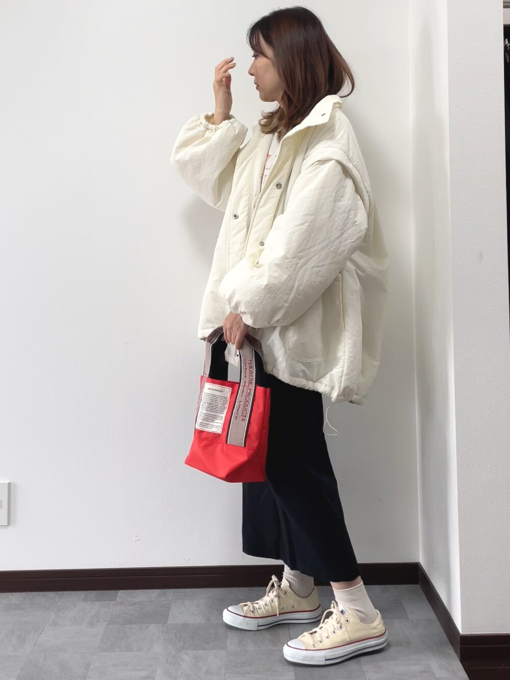 「秋冬コーデ、アウター、大人女子、大人カジュアル、notch.、トートバッグ、秋服、ラクチンコーデ、ビッグシルエット、オーバーサイズ、ロゴT、ダウンベスト」｜「notch.の2WAYバルーンスタンドブルゾン（ダウンジャケット/コート、ホワイト系）」を使った、紗衣さん（レディース・158cm）の秋コーディネートの1枚目の写真