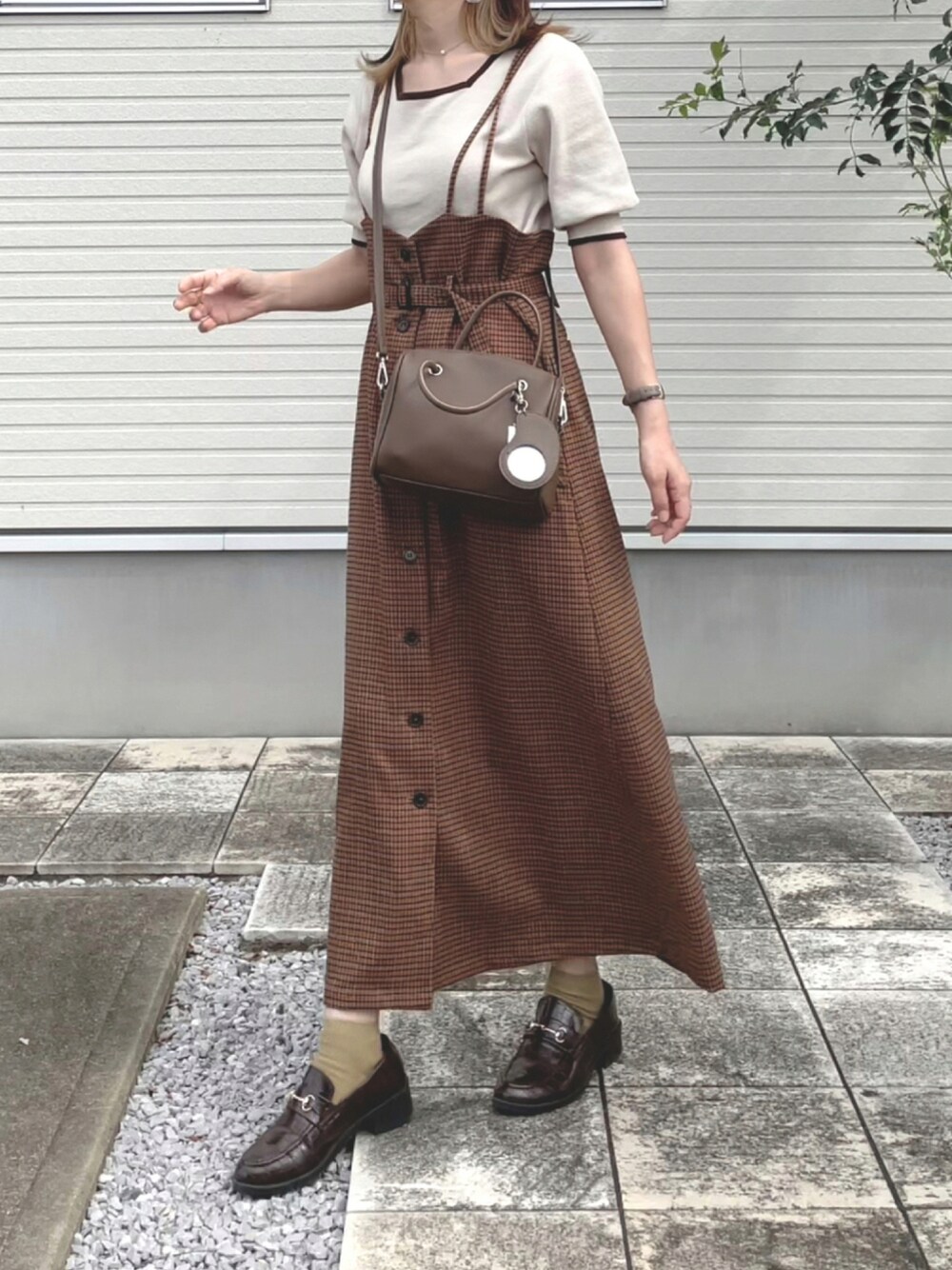 「お出かけコーデ、ミスティ ウーマン(mysty woman)、大人ガーリー、前ボタンスカート、秋コーデ、秋服準備はじめました、チェック」｜「mysty womanのアソート前ボタンサス付きスカート 216808（スカート、イエロー系）」を使った、紗衣さん（レディース・158cm）の秋コーディネートの1枚目の写真
