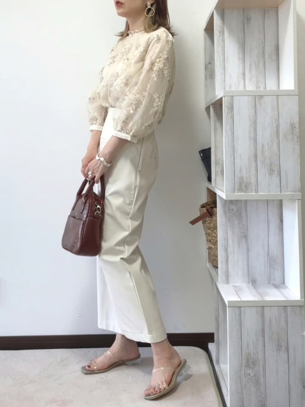 ホワイト系のその他トップス、ブラウン系のハンドバッグ、ホワイト系のスカートを着用したレディースの夏コーディネートの1枚目の写真