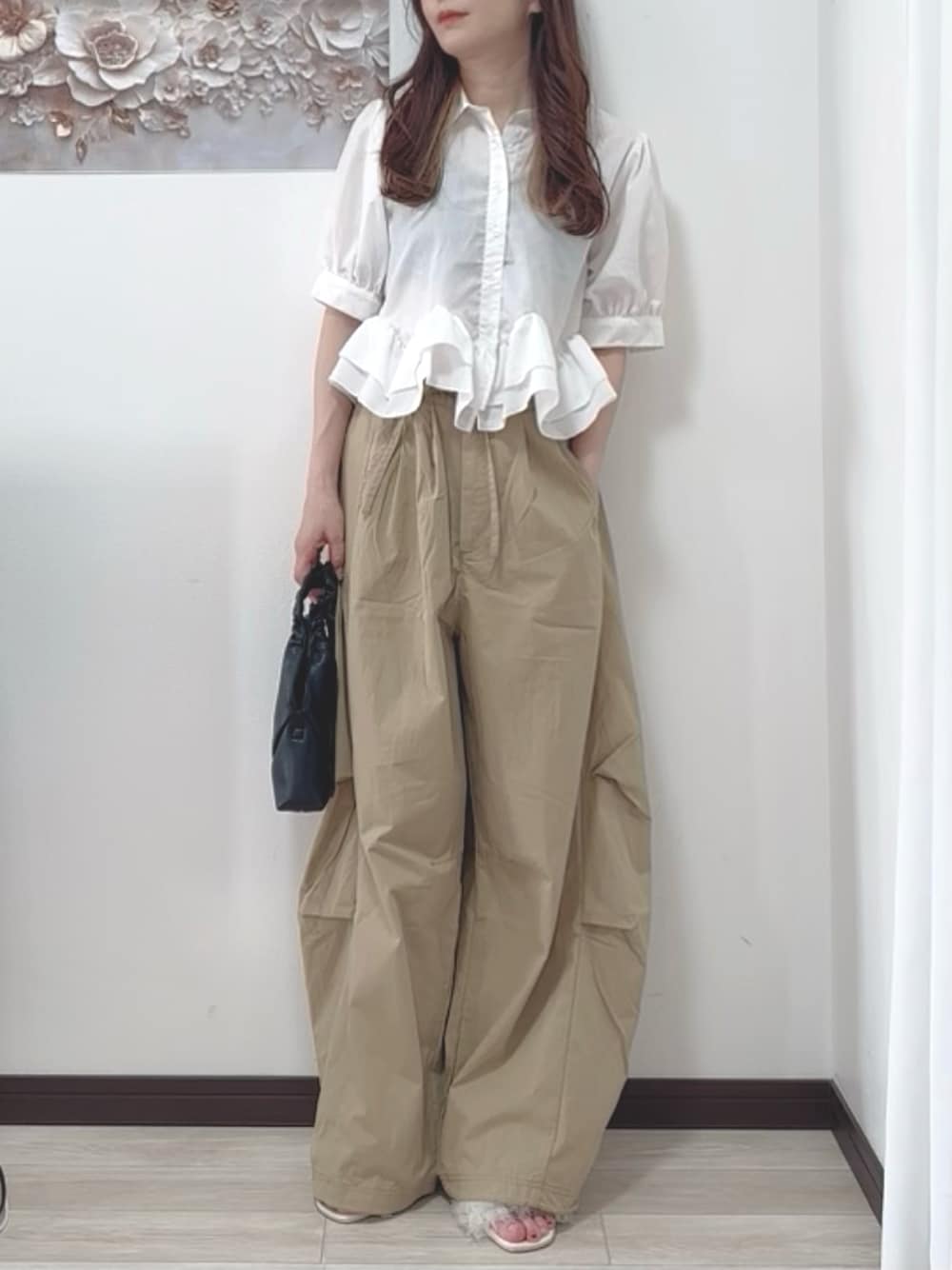ホワイト系のシャツ/ブラウス、ベージュ系のその他パンツ、ホワイト系のサンダルを着用したレディースの夏コーディネートの1枚目の写真